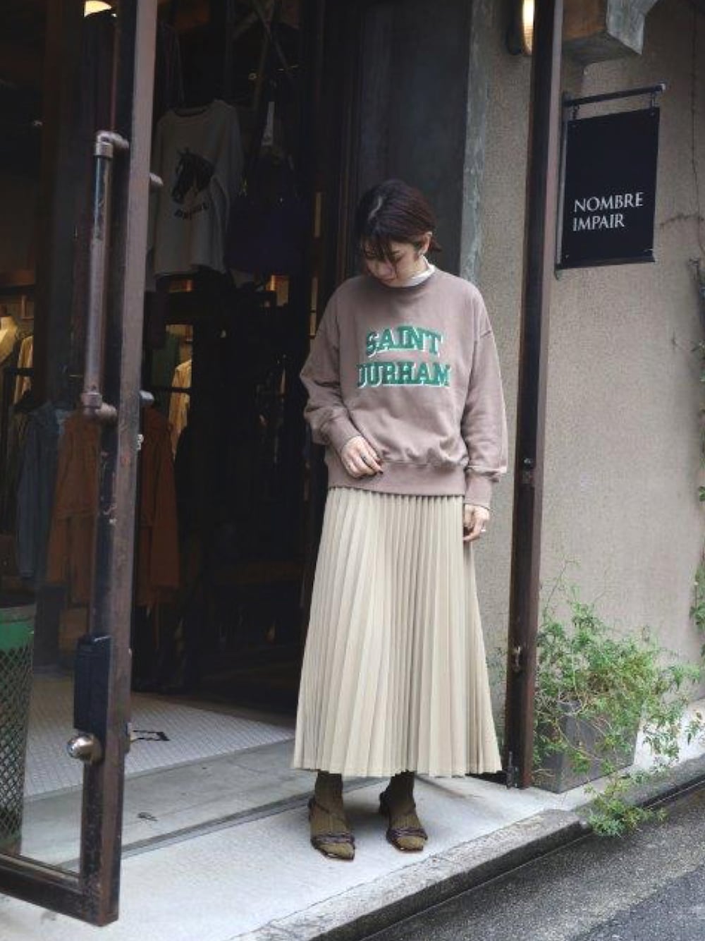 「ロゴスウェット、ワンピース×スニーカー、ベージュ、キャメル、プリーツスカート、秋服、大人かわいい、オトナ女子、高身長コーデ、初秋コーデ」｜「NOMBRE IMPAIRのカレッジロゴ裏毛　クルーネックスウェット（スウェット、ベージュ系）」を使った、tsurumi.さん（レディース・165cm）の秋コーディネートの1枚目の写真