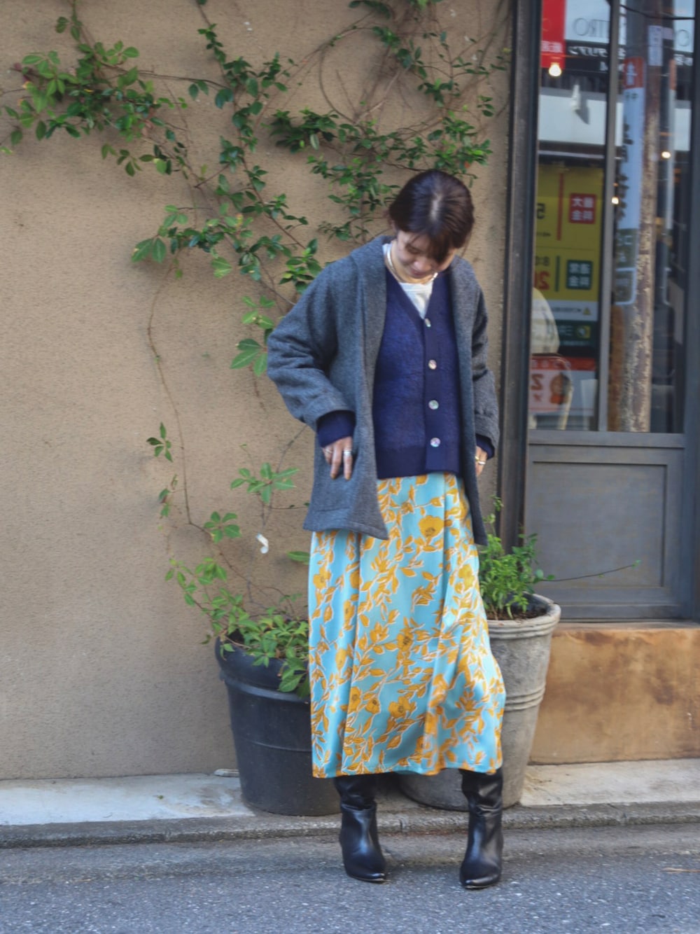 「花柄スカート、プリントスカート、へリンボーン、デートスタイル（WOMEN）、秋服、大人かわいい、秋冬コーデ、高身長コーデ、ミモレ丈スカート」｜「NOMBRE IMPAIRのフロートフラワーPT　ストレートスカート（スカート、オレンジ系）」を使った、tsurumi.さん（レディース・165cm）の秋コーディネートの1枚目の写真