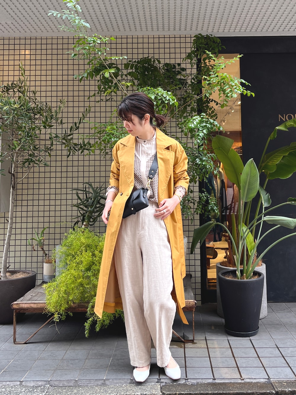 「春コーデ、マスタード、レザーバッグ、高身長コーデ、テーラードコート、アイボリーパンツ、大人女子、ワイドパンツ、ローヒール、柄ブラウス」｜「NOMBRE IMPAIRのラミーコットンツイル　ストレートパンツ（その他パンツ、ホワイト系）」を使った、tsurumi.さん（レディース・165cm）の春コーディネートの1枚目の写真