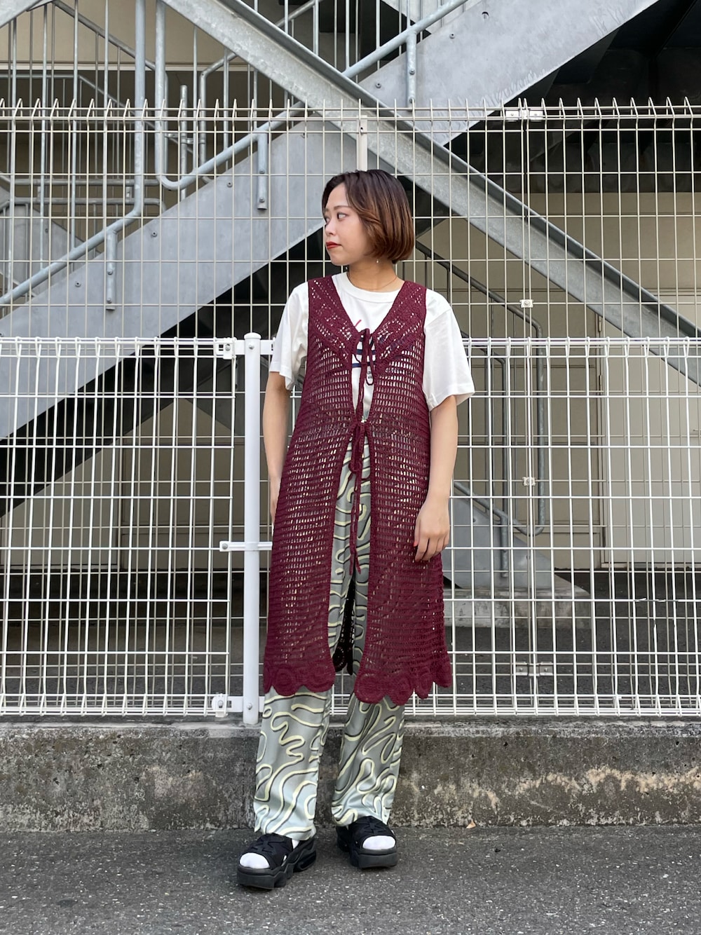 「大人コーデ、パンツスタイル、大人かわいい、柄パンツ、秋先取りコーデ、ジレ、ベスト、ブラック、ナイキ、エアマックスココ、今日のコーデ、レイヤードスタイル、チャオパニック、チャオパニック(Ciaopanic)」｜「CIAOPANICのカジュアルダウンが叶う、ビンテージライクプリントTシャツ（Tシャツ/カットソー、ホワイト系）」を使った、kotoneさん（レディース・155cm）の夏コーディネートの1枚目の写真