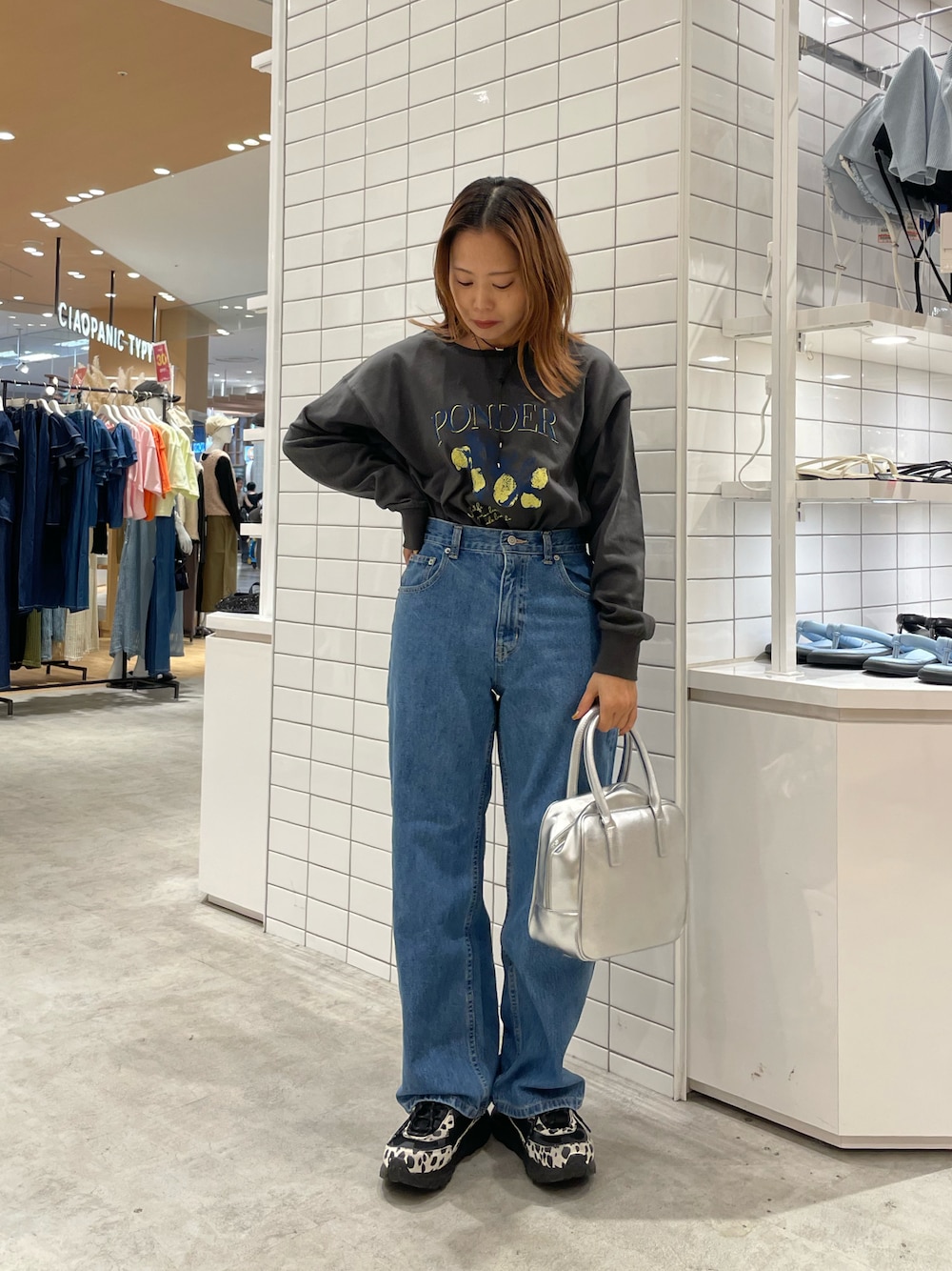 「オトナ女子、おでかけコーデ、秋先取りコーデ、着回しコーデ、デニム、デニムコーデ、休日スタイル、低身長コーデ、ボストンバッグ、秋服、パンツコーデ、チャオパニックティピー(CIAOPANIC TYPY)、チャオパニックティピー」｜「CIAOPANIC TYPYのアソートプリントロンTEE（Tシャツ/カットソー、グレー系）」を使った、kotoneさん（レディース・155cm）の秋コーディネートの1枚目の写真
