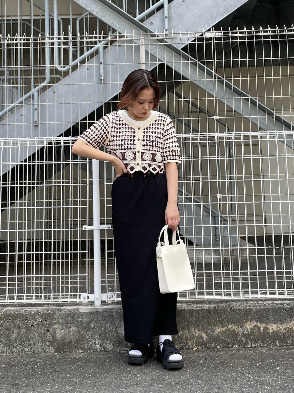 「オトナ女子、休日スタイル、刺繍、タイトスカート、スカートコーデ、エアマックスココ、ナイキ、ショート丈トップス、夏コーデ、チャオパニック、チャオパニック(Ciaopanic)」｜「CIAOPANICのレイヤードが楽しくなる、シアーレース編みショートカーディガン（Tシャツ/カットソー、グリーン系）」を使った、kotoneさん（レディース・155cm）の夏コーディネートの1枚目の写真
