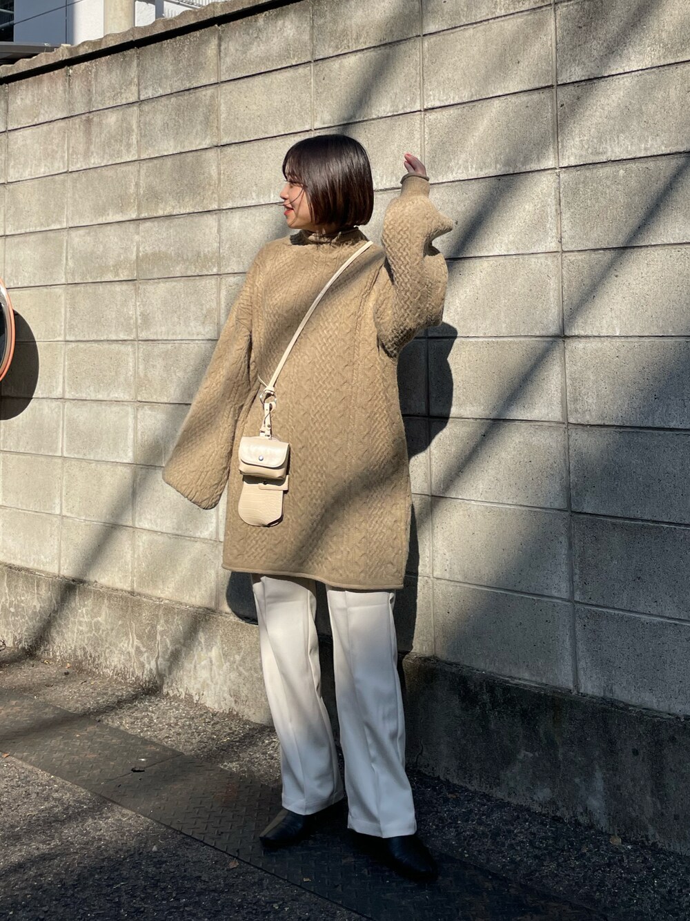 「クリスマスに着たい服、クリスマスコーデ、大人カジュアル、秋冬コーデ、パンツスタイル、スラックス、低身長コーデ、お出かけコーデ、オトナカジュアル、ニットワンピース、チャオパニック、チャオパニック(Ciaopanic)」｜「CIAOPANICのバックオープンケーブルニットチュニックワンピ/ミニワンピ（ワンピース、グリーン系）」を使った、kotoneさん（レディース・155cm）の冬コーディネートの1枚目の写真
