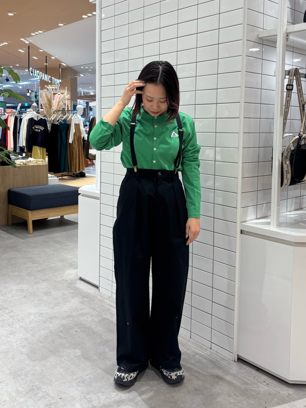 「韓国ファッション、大人カジュアルコーデ、グリーン、春ファッション、パンツコーデ、春夏コーデ、きれいめコーデ、チャオパニックティピー(CIAOPANIC TYPY)、チャオパニックティピー」｜「GEVACOの【GEVACO】クルーネックショートカーディガン（カーディガン/ボレロ、グリーン系）」を使った、kotoneさん（レディース・155cm）の春コーディネートの1枚目の写真