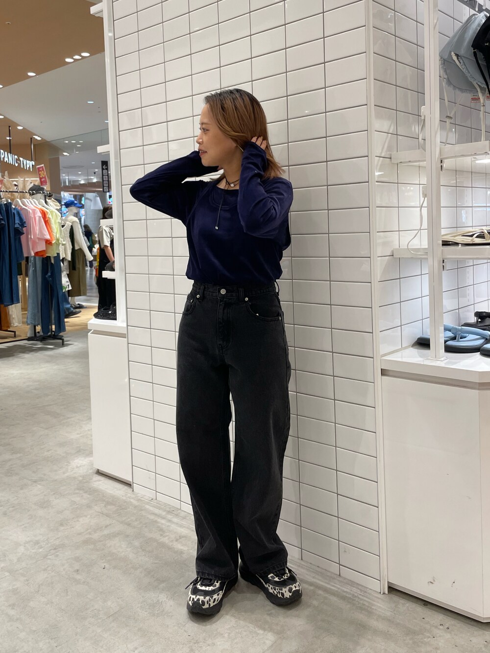 「秋先取りコーデ、オトナ女子、おでかけコーデ、着回しコーデ、パンツスタイル、デニム、デニムパンツ、休日スタイル、チャオパニックティピー(CIAOPANIC TYPY)、チャオパニックティピー、今日のコーデ、ベロア、ブラックデニム」｜「CIAOPANIC TYPYの≪新色追加≫【2点セットでお得】タンク付きシアーフロッキーベロア見え2WAYトップス（Tシャツ/カットソー、ブルー系）」を使った、kotoneさん（レディース・155cm）の秋コーディネートの1枚目の写真