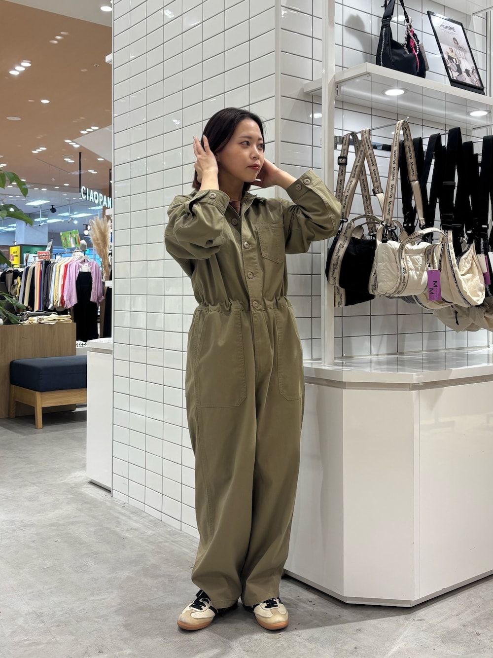 「オールインワン、つなぎ、春ファッション、韓国ファッション、ストリート、ゆるシルエット、アウトドアスタイル、チャオパニックティピー(CIAOPANIC TYPY)、チャオパニックティピー」｜「CIAOPANIC TYPYの【UNISEX】アソートオールインワン（サロペット/オーバーオール、ベージュ系）」を使った、kotoneさん（レディース・155cm）の春コーディネートの1枚目の写真