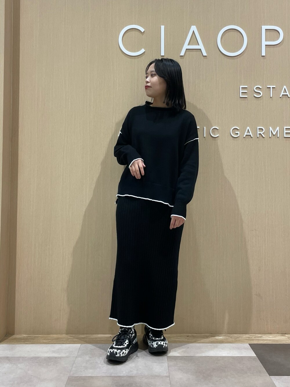 「新星WEARISTAにエントリー、大人かわいい、セットアップ、オールブラック、ブラックコーデ、ニットスカート、スカート、ロングスカート、スカートコーデ、冬服、ワントーンコーデ、チャオパニックティピー(CIAOPANIC TYPY)、チャオパニックティピー」｜「CIAOPANIC TYPYの配色ロールネックオーバーニット（ニット/セーター、ブラック系）」を使った、kotoneさん（レディース・155cm）の冬コーディネートの1枚目の写真