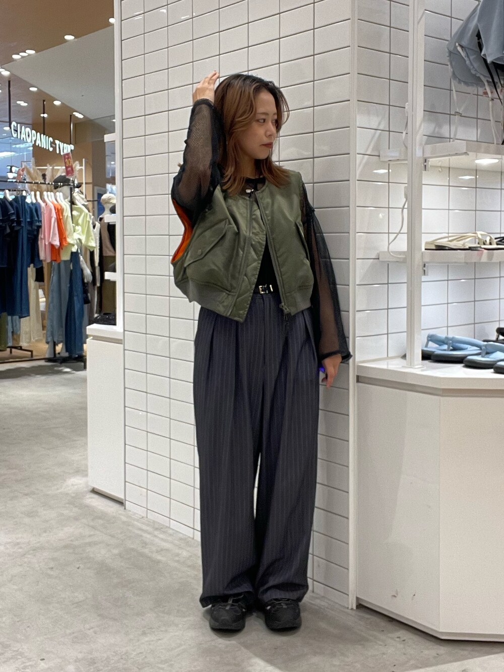 「MA-1、ベスト、重ね着、レイヤードスタイル、レイヤード、スラックス、ストライプ、オトナ女子、おでかけコーデ、秋先取りコーデ、着回しコーデ、パンツスタイル、休日スタイル、チャオパニックティピー(CIAOPANIC TYPY)、チャオパニックティピー」｜「CIAOPANIC TYPYの【etsinta/エシンタ】クロップドMA1ベスト（ジャケット/アウター、グリーン系）」を使った、kotoneさん（レディース・155cm）の秋コーディネートの1枚目の写真