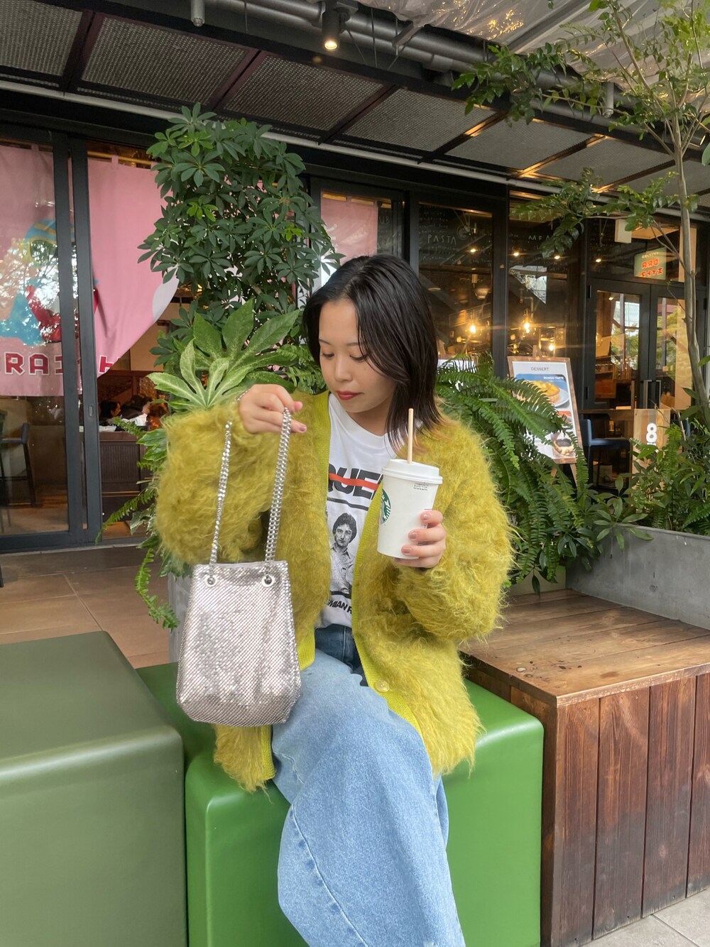 「ファッションを楽しもう、お出かけコーデ、ゆるコーデ、大人女子、イエロー、カーディガン、デニム、秋コーデ、デニムコーデ、カジュアルコーデ、チャオパニックティピー(CIAOPANIC TYPY)、チャオパニックティピー」｜「CIAOPANIC TYPYのすっきり見えブラッシングシャギーオーバーカーディガン（カーディガン/ボレロ、グリーン系）」を使った、kotoneさん（レディース・155cm）の秋コーディネートの1枚目の写真