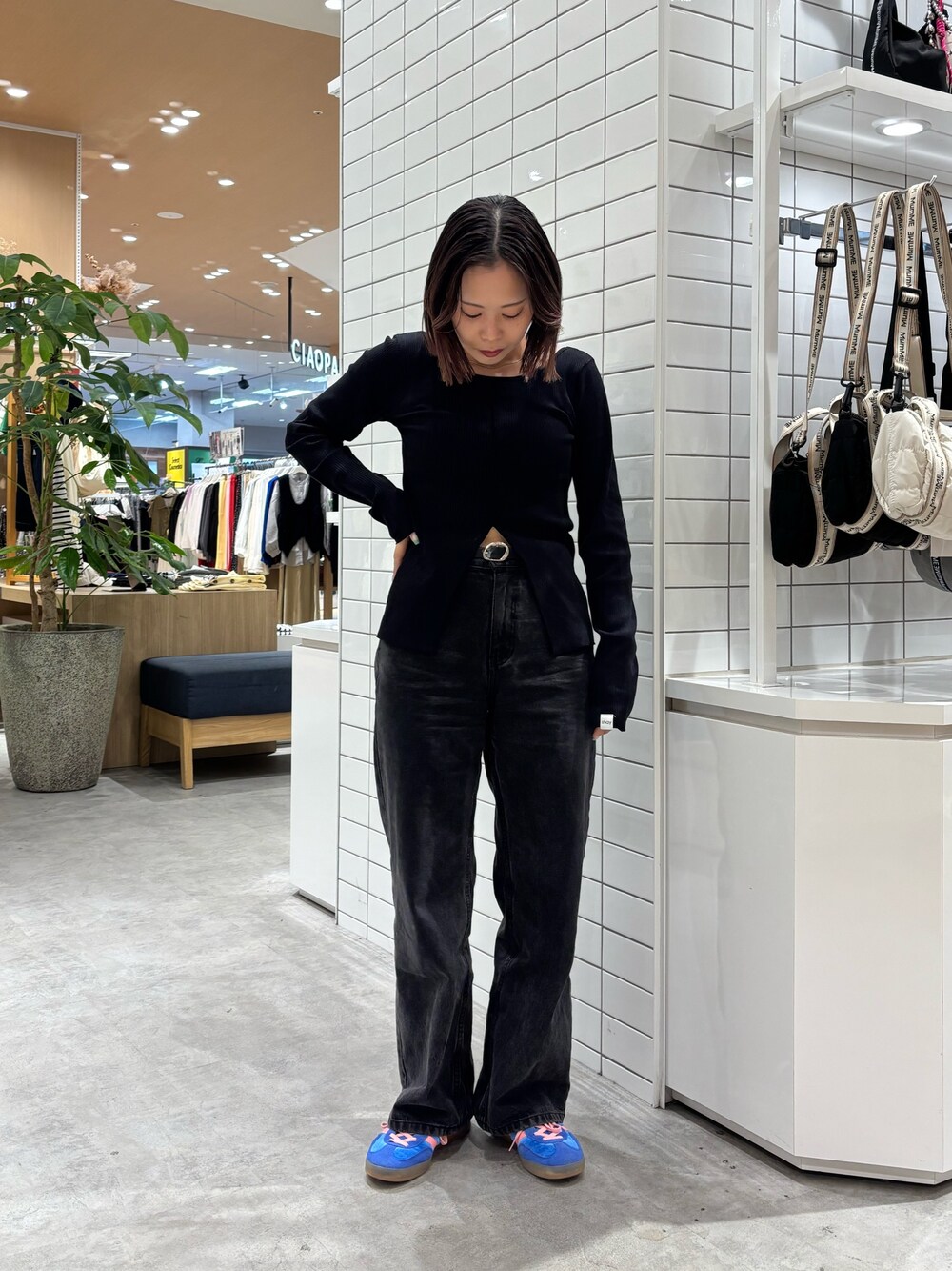 「ショート丈トップス、大人カジュアル、スニーカー、着回しコーデ、パンツスタイル、ブラックコーデ、ブラック、チャオパニックティピー(CIAOPANIC TYPY)、チャオパニックティピー」｜「CIAOPANIC TYPYの【shay】カップ付フロントスリットトップス（Tシャツ/カットソー、ブラック系）」を使った、kotoneさん（レディース・155cm）の春コーディネートの1枚目の写真