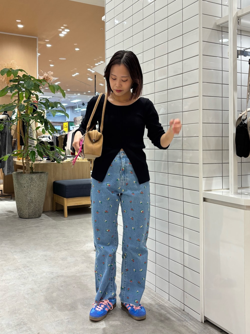 「ショルダーバッグ、ショート丈トップス、デニム、刺繍、刺繍デニム、デニムコーデ、休日スタイル、チャオパニックティピー(CIAOPANIC TYPY)、チャオパニックティピー」｜「CIAOPANIC TYPYの【shay】カップ付フロントスリットトップス（Tシャツ/カットソー、ブラック系）」を使った、kotoneさん（レディース・155cm）の春コーディネートの1枚目の写真