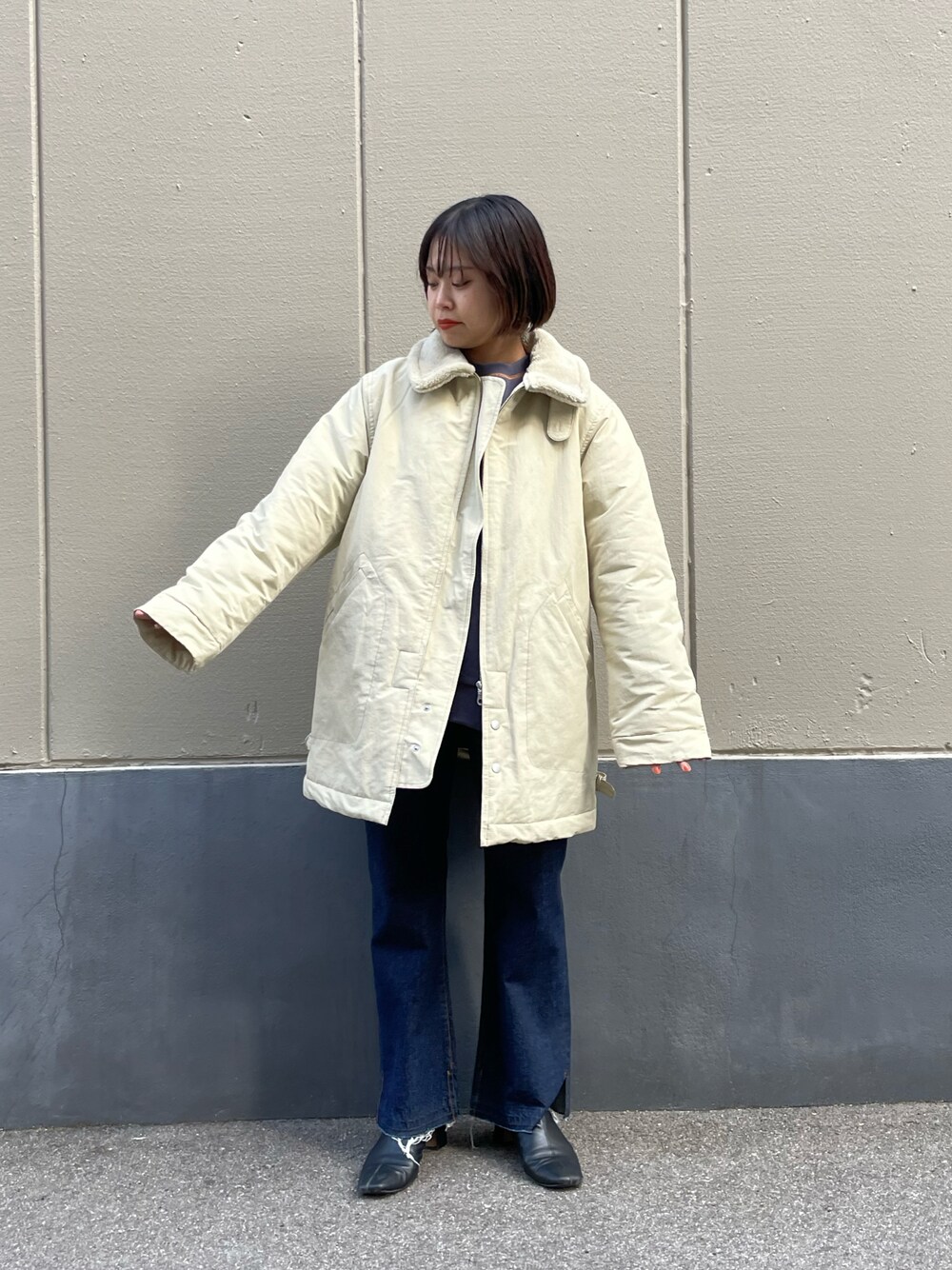 「大人カジュアル、秋冬コーデ、冬、コート、着回しコーデ、お出かけコーデ、オトナカジュアル、きれいめカジュアル、デニム、フレアデニム、秋のコーデ、チャオパニック、チャオパニック(Ciaopanic)」｜「CIAOPANICの【CPC SCAMP/スキャンプ】ロシアンハーフコート（ブルゾン、ホワイト系）」を使った、kotoneさん（レディース・155cm）の冬コーディネートの1枚目の写真