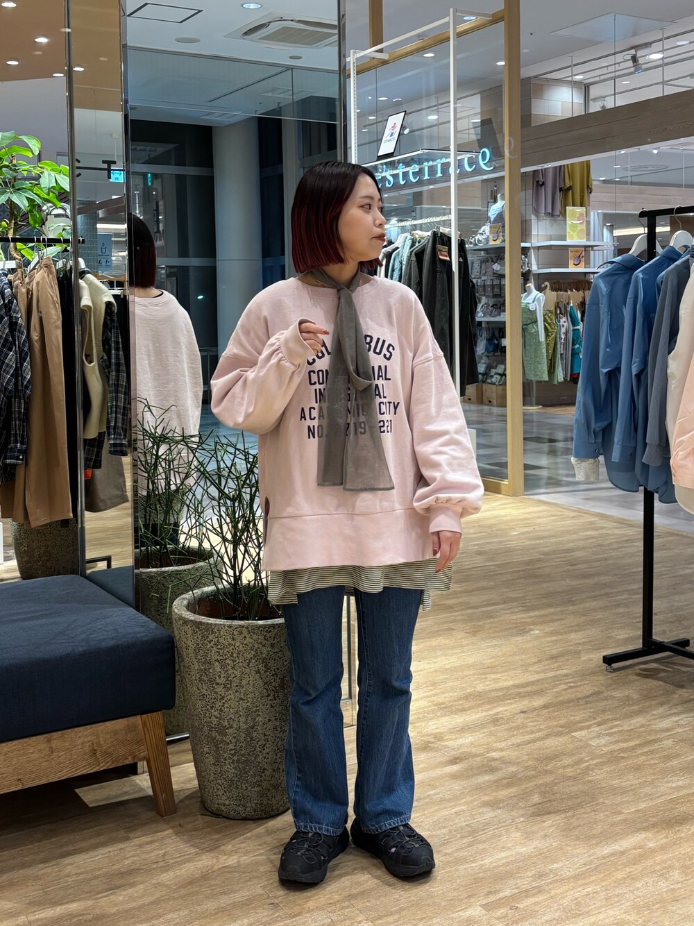 「スウェットコーデ、スウェット、ピンク、春コーデ、チャオパニックティピー(CIAOPANIC TYPY)、チャオパニックティピー、春色、おでかけコーデ、カジュアルスタイル、春夏コーデ」｜「CIAOPANIC TYPYのサイドスリットカレッジスウェット（スウェット、ホワイト系）」を使った、kotoneさん（レディース・155cm）の春コーディネートの1枚目の写真
