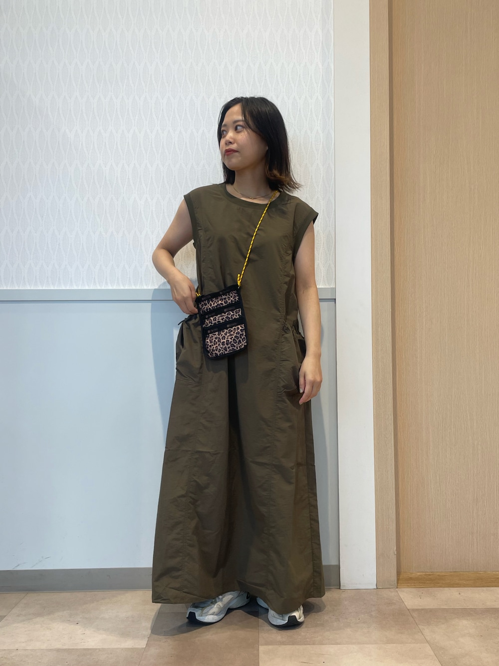 「夏コーデ、シンプルコーデ、ノースリーブ、ノースリーブワンピース、ワンピース、夏ワンピース、ゆるコーデ、大人かわいい、ミリタリー、カジュアルコーデ、CIAOPANIC TYPY、チャオパニックティピー(CIAOPANIC TYPY)」｜「CIAOPANIC TYPYのナイロンドロストポケットボリュームワンピース（ワンピース、グリーン系）」を使った、kotoneさん（レディース・155cm）の夏コーディネートの1枚目の写真