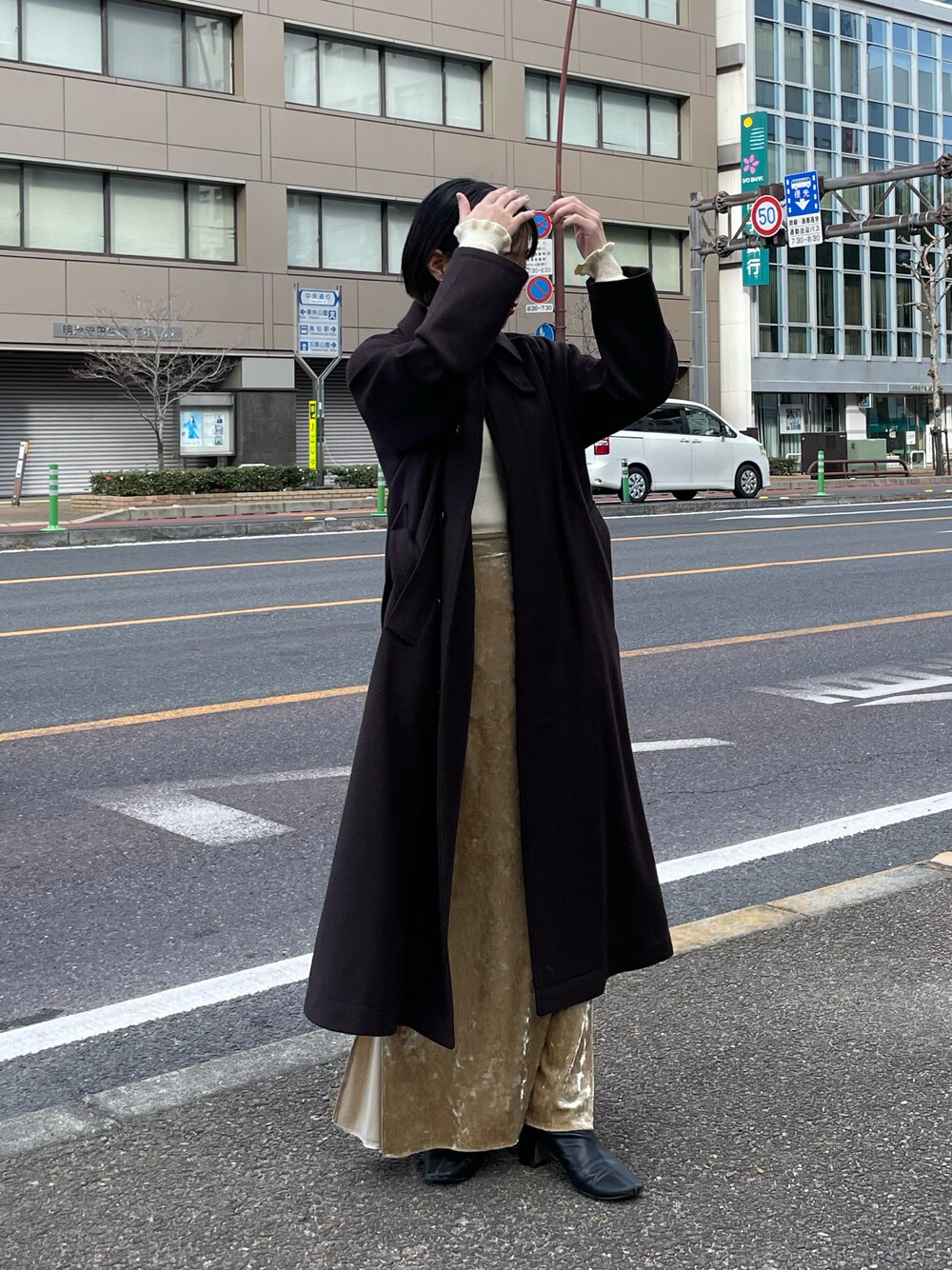 「私の推しブランド、オトナカジュアル、休日コーデ、おでかけコーデ、ベロアスカート、ロングコート、ステンカラーコート、ベロア、スリットスカート、チャオパニック、チャオパニック(Ciaopanic)、重ね着ベストシーズン」｜「CIAOPANICの【RAXA/ラシャ】ベルテッドステンコート（ステンカラーコート、ブラウン系）」を使った、kotoneさん（レディース・155cm）の冬コーディネートの1枚目の写真