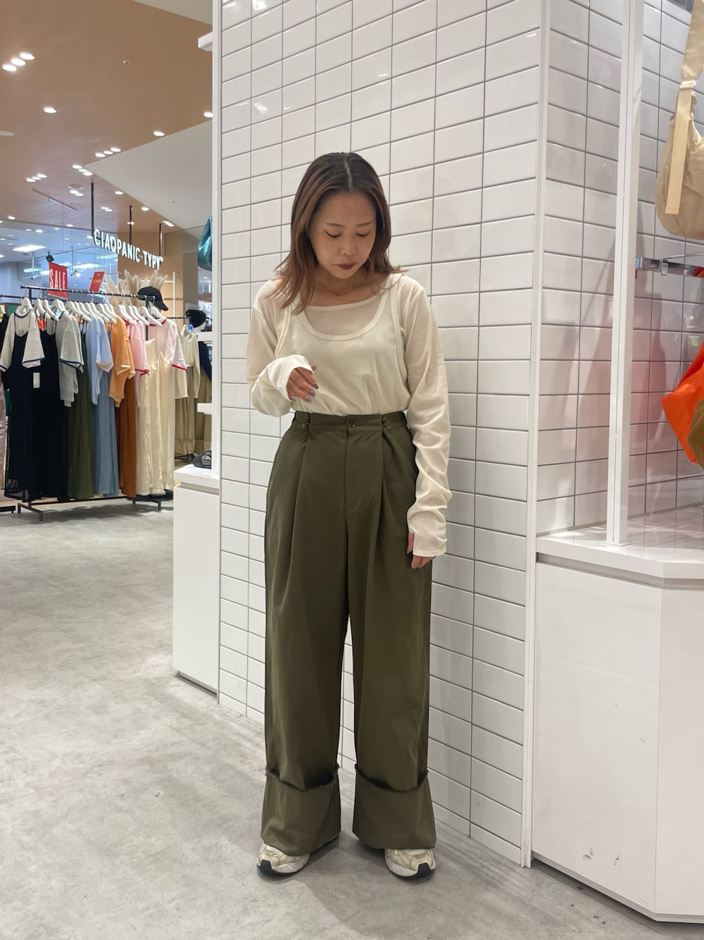 「オトナカジュアル、ワイドパンツ、ベロア、きれいめカジュアル、カーキ、大人ファッション、秋冬コーデ、きれいめコーデ、チャオパニックティピー(CIAOPANIC TYPY)、チャオパニックティピ－」｜「CIAOPANIC TYPYのタックチノ折り返しワイドストレートパンツ（チノパンツ、グリーン系）」を使った、kotoneさん（レディース・155cm）の秋コーディネートの1枚目の写真