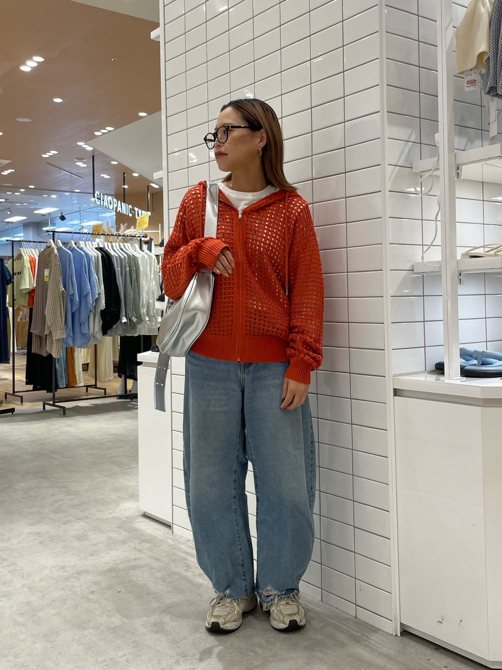 「メッシュ、パーカー、パーカーコーデ、ハーフムーンバック、オレンジパンツ、オレンジニット、フーディー、デニム、カーブパンツ、デニムコーデ、チャオパニックティピー(CIAOPANIC TYPY)、チャオパニックティピー」｜「CIAOPANIC TYPYの【UNISEX】メッシュパーカー（パーカー、オレンジ系）」を使った、kotoneさん（レディース・155cm）の秋コーディネートの1枚目の写真