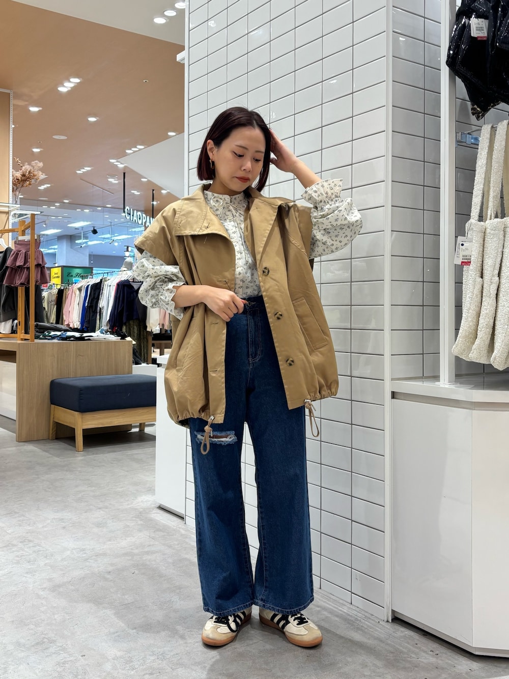 「トレンチコート、春アウター、春コーデ、休日スタイル、お出かけコーデ、デニムコーデ、ブラウス、ブラウス×デニム、アディダススニーカー、チャオパニックティピー(CIAOPANIC TYPY)、チャオパニックティピー」｜「CIAOPANIC TYPYの【willow】ポイント裾刺繍デニム（その他パンツ、ブルー系）」を使った、kotoneさん（レディース・155cm）の春コーディネートの1枚目の写真