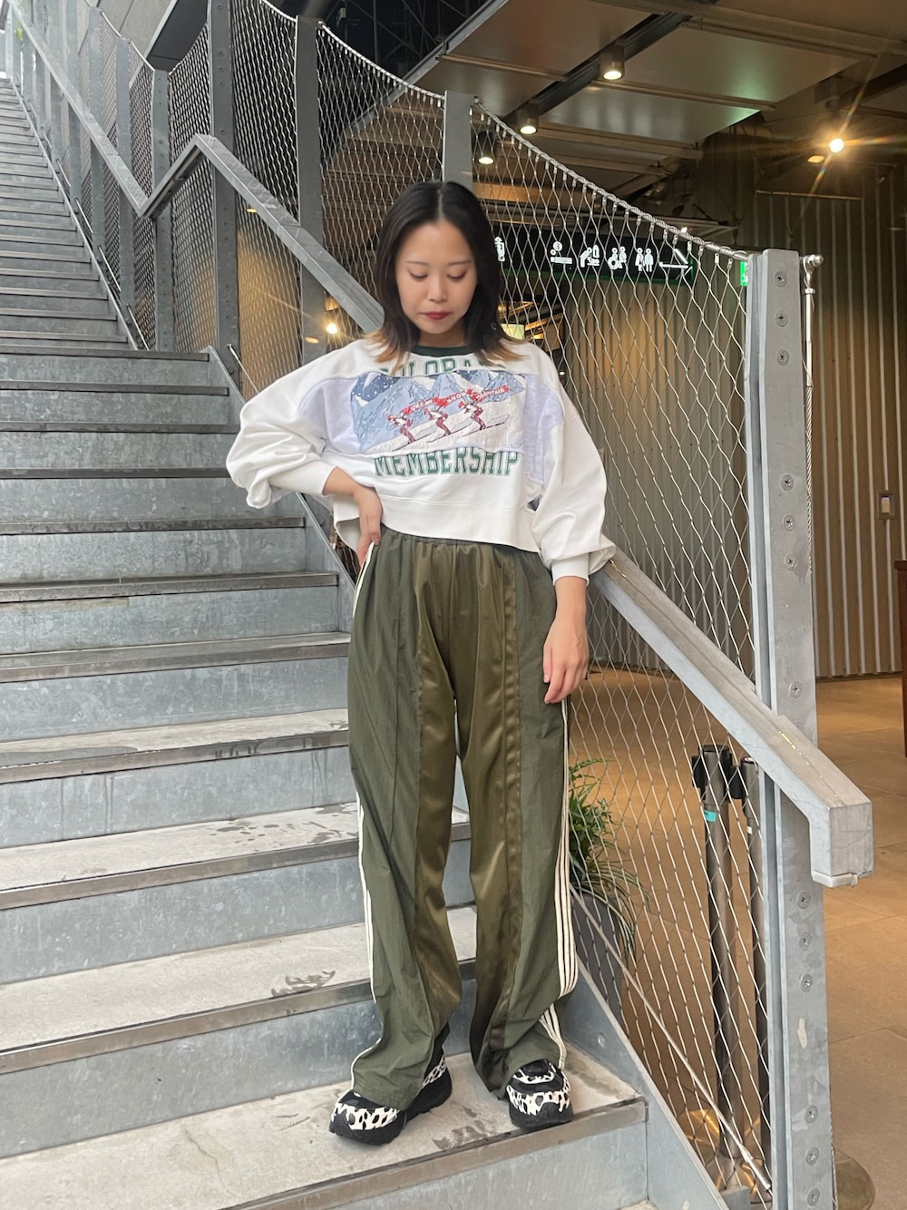 「ファッションを楽しもう、秋服、秋服コーデ、大人可愛い、オトナ女子、秋のコーデ、厚底シューズ、ラインパンツ、グリーン、グリーンコーデ、スポーツミックス、チャオパニックティピー(CIAOPANIC TYPY)、チャオパニックティピー」｜「CIAOPANIC TYPYの【etsinta/エシンタ】リメイククロップド切り替えスウェット（トップス、ホワイト系）」を使った、kotoneさん（レディース・155cm）の秋コーディネートの1枚目の写真