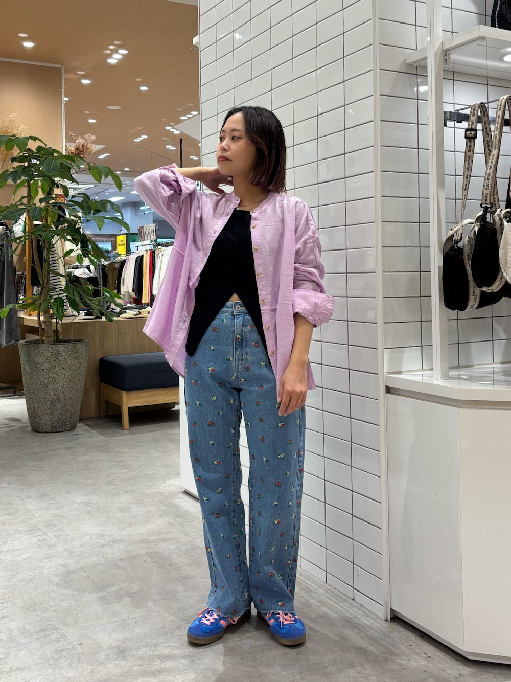 「ピンク、リネンシャツ、シャツスタイル、大人カジュアル、花柄、刺繍、スニーカー、着回しコーデ、シャツコーデ、チャオパニックティピー(CIAOPANIC TYPY)、チャオパニックティピー」｜「CIAOPANIC TYPYのリネンレーヨンバンドカラーシャツ（シャツ/ブラウス、ピンク系）」を使った、kotoneさん（レディース・155cm）の春コーディネートの1枚目の写真