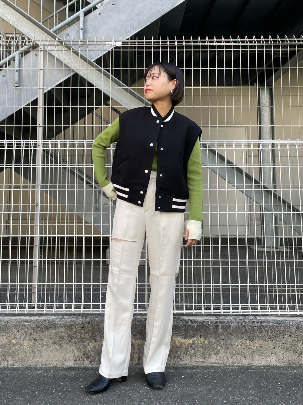 「スタジャン、ベスト、スラックス、休日コーデ、お出かけコーデ、ootd、秋コーデ、ラクチンコーデ、大人カジュアル、大人ファッション、チャオパニック、チャオパニック(Ciaopanic)、重ね着ベストシーズン」｜「CIAOPANICのバックカットアウト配色ニット（ニット/セーター、グリーン系）」を使った、kotoneさん（レディース・155cm）の冬コーディネートの1枚目の写真