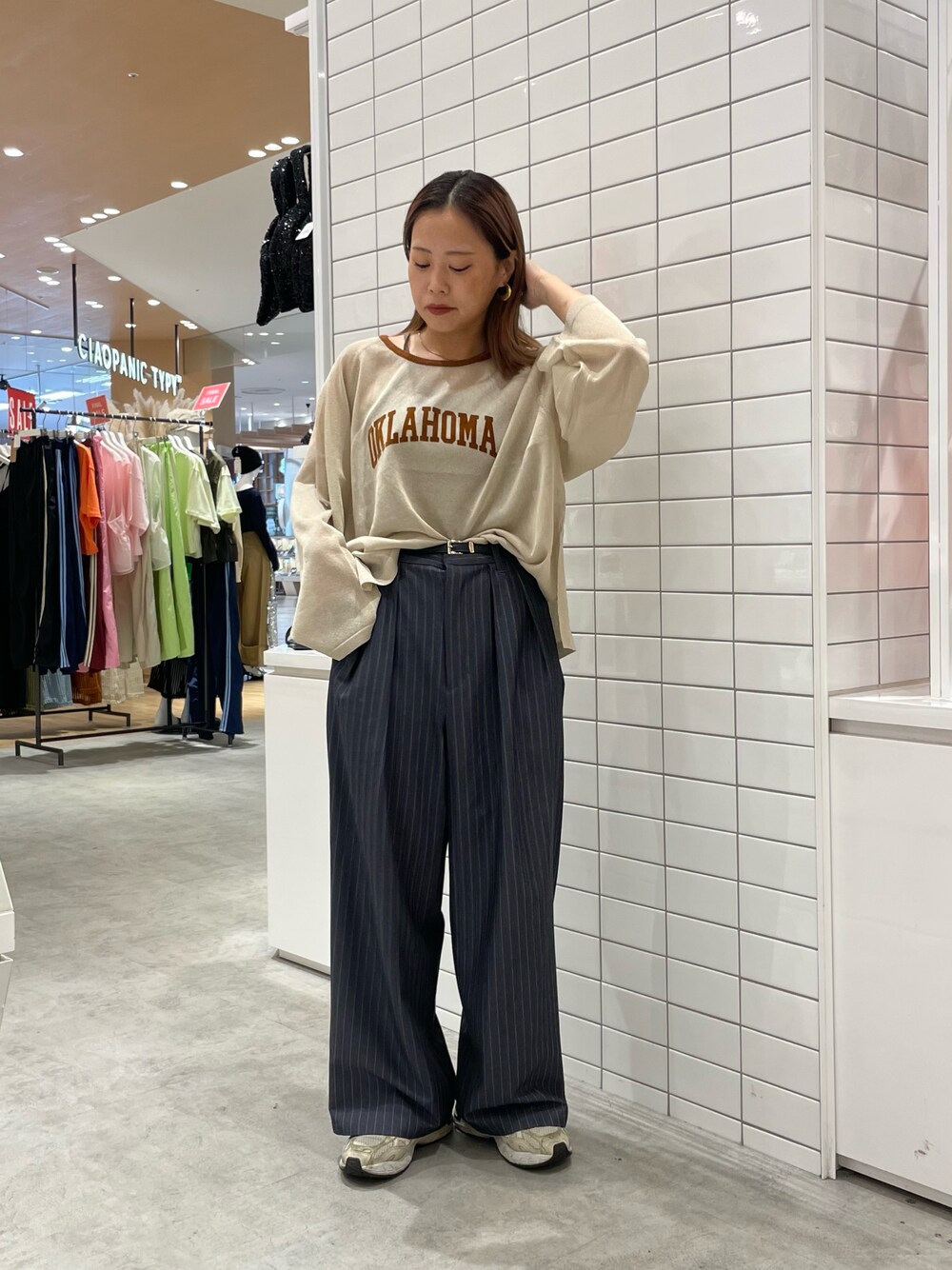 「ブラウン、スラックス、スラックスコーデ、ストライプ、ストライプパンツ、オトナカワイイ、きれいめコーデ、オトナカジュアル、チャオパニックティピー(CIAOPANIC TYPY)、チャオパニックティピー」｜「CIAOPANIC TYPYのシアーフロッキープリントラグランニット（ニット/セーター、ベージュ系）」を使った、kotoneさん（レディース・155cm）の秋コーディネートの1枚目の写真
