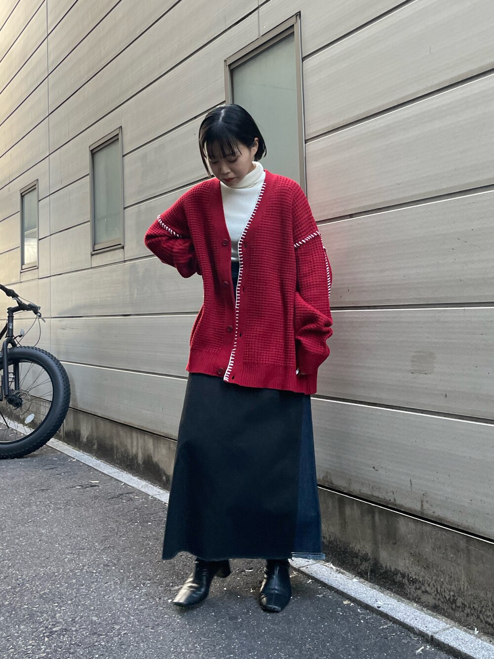 「カーディガン、ビッグシルエット、レッド、スカート、デニムスカート、ロングスカート、春コーデ、ユニセックス、ユニセックスコーデ、チャオパニック、チャオパニック(Ciaopanic)、重ね着ベストシーズン」｜「CIAOPANICの【2023SSアイテム】ハンドステッチワッフルニットカーディガン（カーディガン/ボレロ、レッド系）」を使った、kotoneさん（レディース・155cm）の冬コーディネートの1枚目の写真