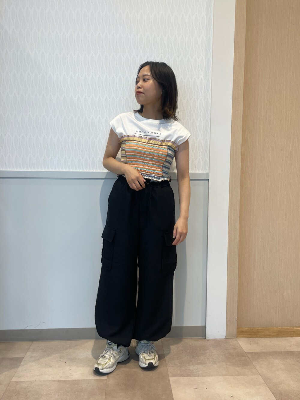 「ハローサンフランシスコ、夏コーデ、ビスチェ、ボーダー、カーゴパンツ、カーゴパンツ コーデ、シンプルコーデ、大人かわいい、ブラック、スニーカーコーデ、夏服コーデ、おでかけコーデ、CIAOPANIC TYPY、チャオパニックティピー(CIAOPANIC TYPY)、重ね着ベストシーズン」｜「CIAOPANIC TYPYのUSAコットンロゴプリントノースリTEE（Tシャツ/カットソー、ホワイト系）」を使った、kotoneさん（レディース・155cm）の夏コーディネートの1枚目の写真