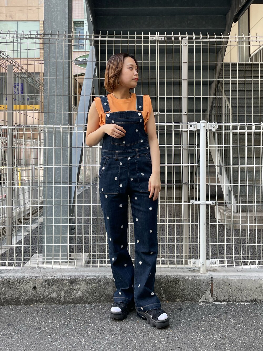 「デニムっていいよね、夏、休日コーデ、オーバーオール、サロペット、低身長女子、エアマックスココ、ナイキ、韓国コーデ、ノースリーブ、夏コーデ、チャオパニック、チャオパニック(Ciaopanic)、チャオパニックティピー(CIAOPANIC TYPY)」｜「CIAOPANICの2色買いしたくなる、リメイク風ノースリTee（タンクトップ、オレンジ系）」を使った、kotoneさん（レディース・155cm）の夏コーディネートの1枚目の写真