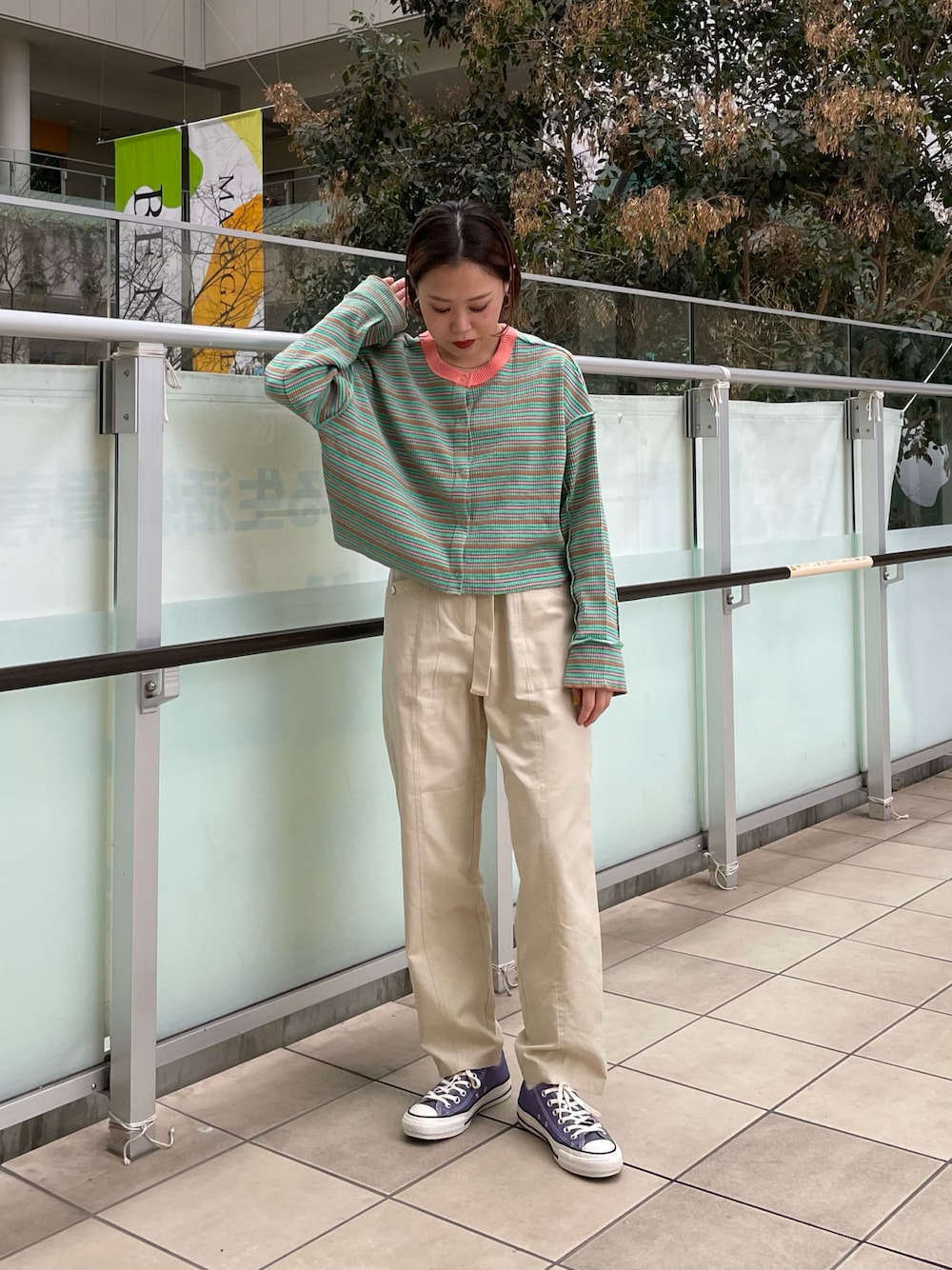 「きれいめカジュアル、お洒落さんとつながりたい、パステル映える春、ボーダーコーデ、ボーダー、コンバース、コンバースハイカット、春コーデ、春服みてみて、春夏コーデ、チャオパニック、チャオパニック(Ciaopanic)」｜「CIAOPANICのレトロリブボーダーカットカーディガン（カーディガン/ボレロ、グリーン系）」を使った、kotoneさん（レディース・155cm）の春コーディネートの1枚目の写真