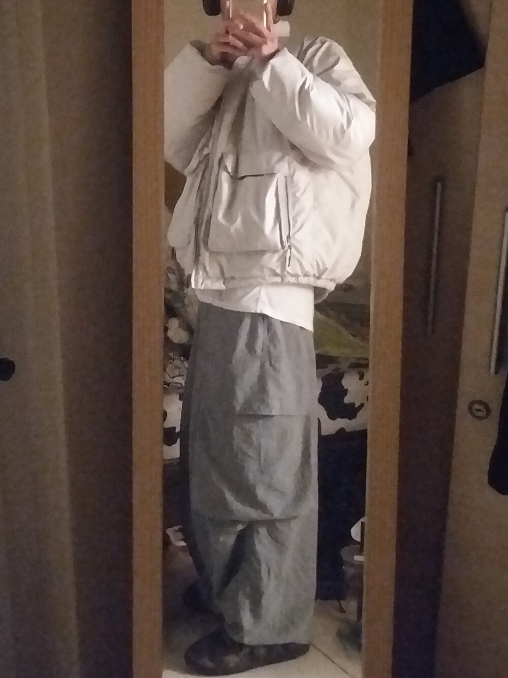 「raucohouseのアイテム（チノパンツ、グレー系）」を使った、makkwanmingさん（メンズ・160cm）の冬コーディネートの1枚目の写真