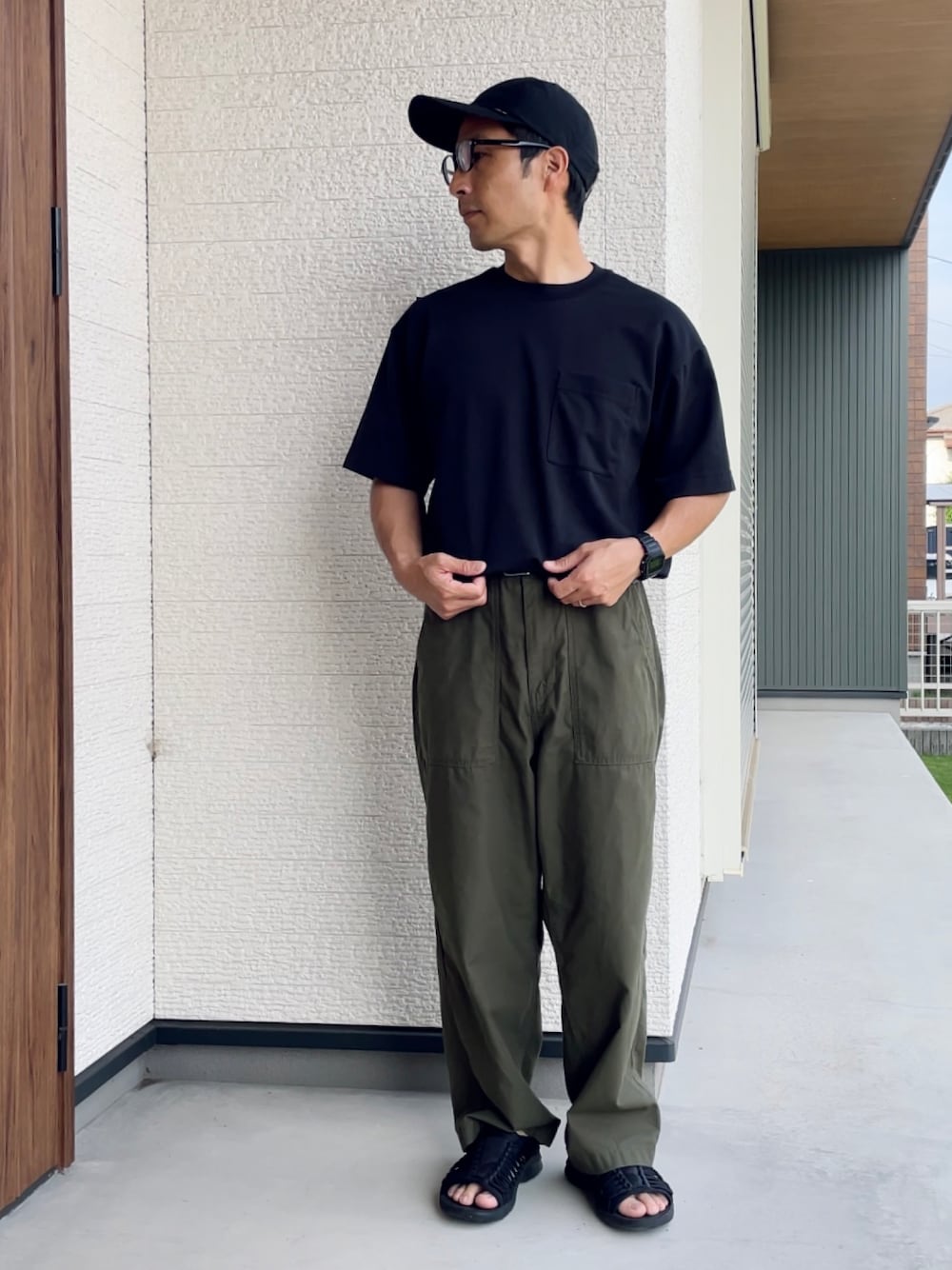 「大人カジュアル、リラックススタイル、休日コーデ、シンプル、ラフ、ゆるコーデ、夏コーデ、Tシャツ、キャップ、ベイカーパンツ、サンダル、GU、無印良品、keen、スポーツサンダル」｜「GUのアイテム（カーゴパンツ、グリーン系）」を使った、kmtkcさん（メンズ・161cm）の夏コーディネートの1枚目の写真