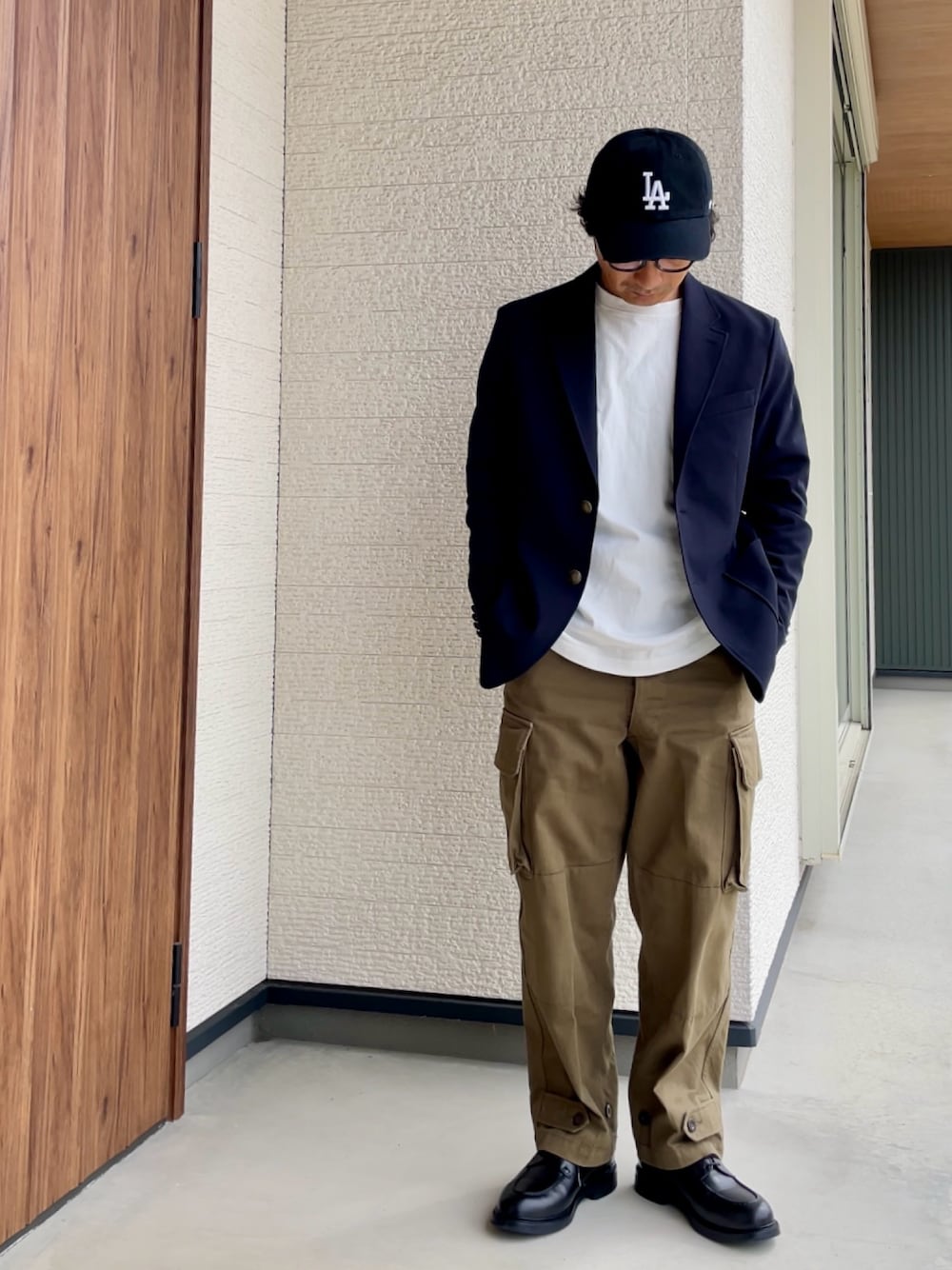 「春、休日スタイル、オトナカジュアル、春のNewスタイル、低身長コーデ、大人カジュアル、プチプラ、メガネ男子、ミリタリー、キャップ、スウェット、ブレザー、カーゴパンツ、革靴」｜「'47の【47 / フォーティーセブン】Los Angeles Dodgers・ロサンゼルス ドジャース チームロゴ刺繍キャップ（キャップ、ブラック系）」を使った、kmtkcさん（メンズ・161cm）の春コーディネートの1枚目の写真