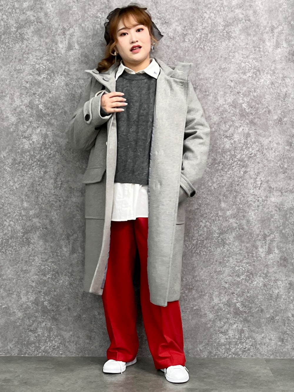「大きいサイズレディースファッション、モデル、ぽっちゃり、CHIC STYLE、きれいめカジュアル、冬コーデ、160cm台コーデ」｜「CHIC STYLEの ワイドカフスシャツ シックスタイル（大きいサイズ対応）（シャツ/ブラウス、ホワイト系）」を使った、SMILE LAND（スマイルランド）さん（レディース・160cm）の秋コーディネートの1枚目の写真