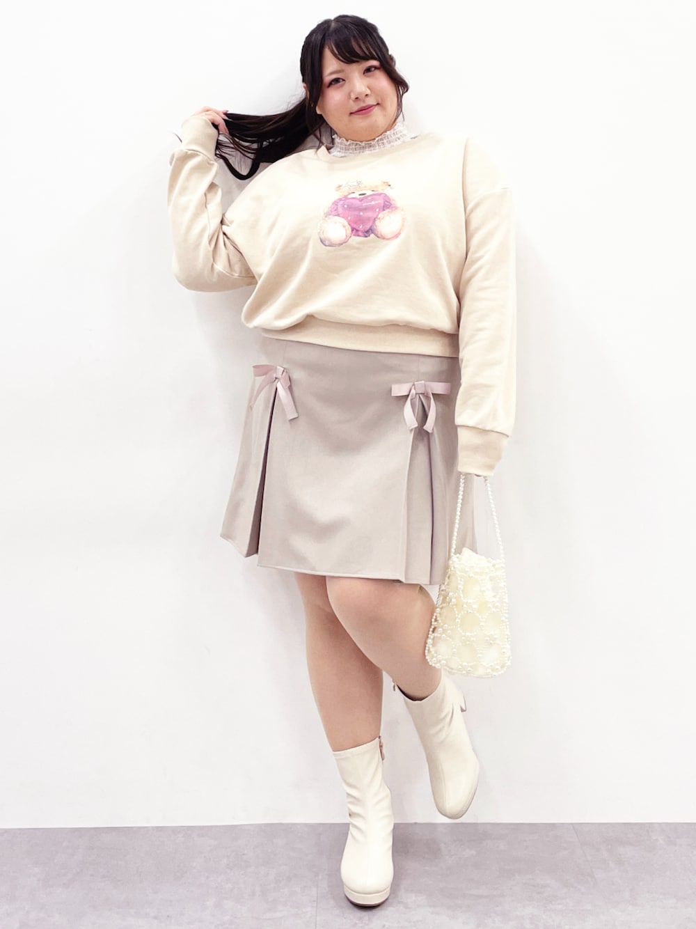 「大きいサイズレディースファッション、モデル、ぽっちゃり、marun、かわいい、秋コーデ、冬コーデ、150cm台コーデ」｜「marunの大きいサイズ リボンデザインスカート marun（スカート、ベージュ系）」を使った、SMILE LAND（スマイルランド）さん（レディース・157cm）の秋コーディネートの1枚目の写真