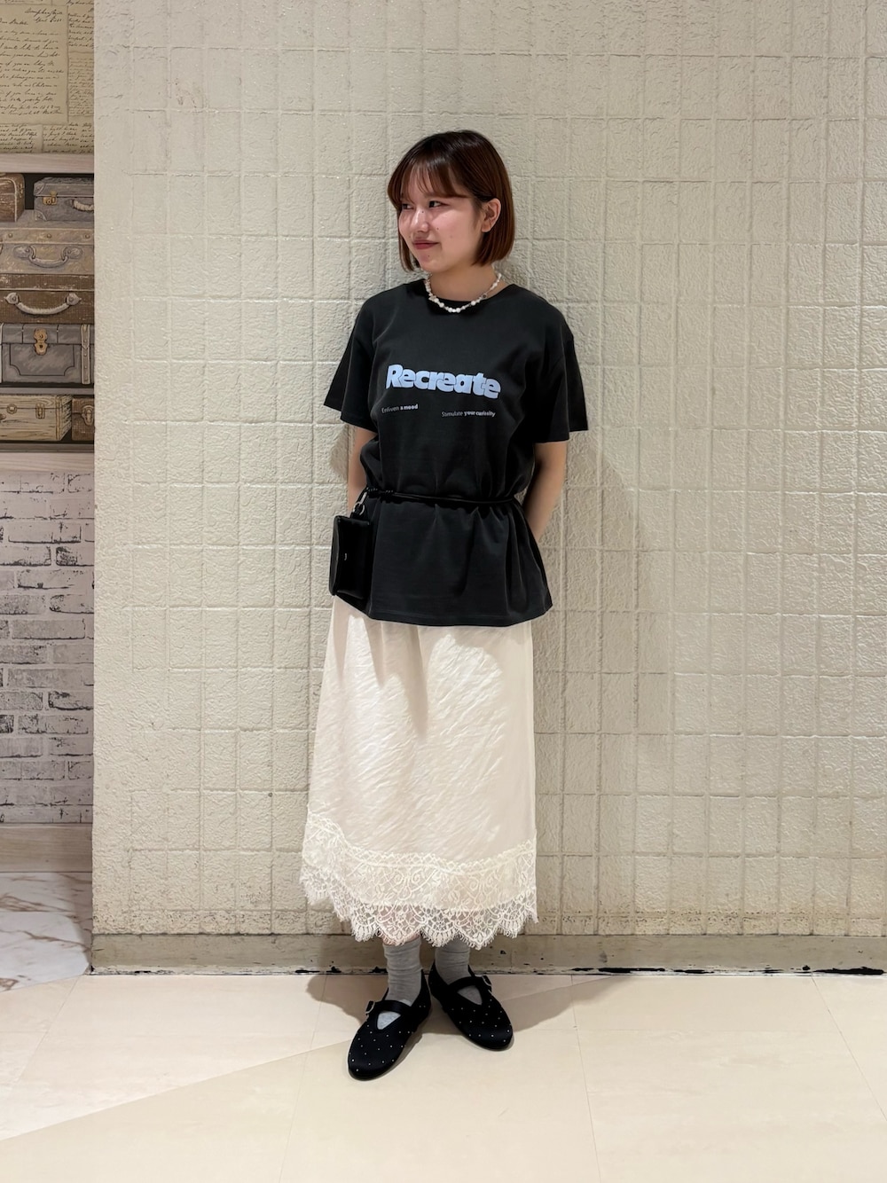 グレー系のTシャツ/カットソー、ホワイト系のスカート、ブラック系のバレエシューズを着用したレディースの夏コーディネートの1枚目の写真