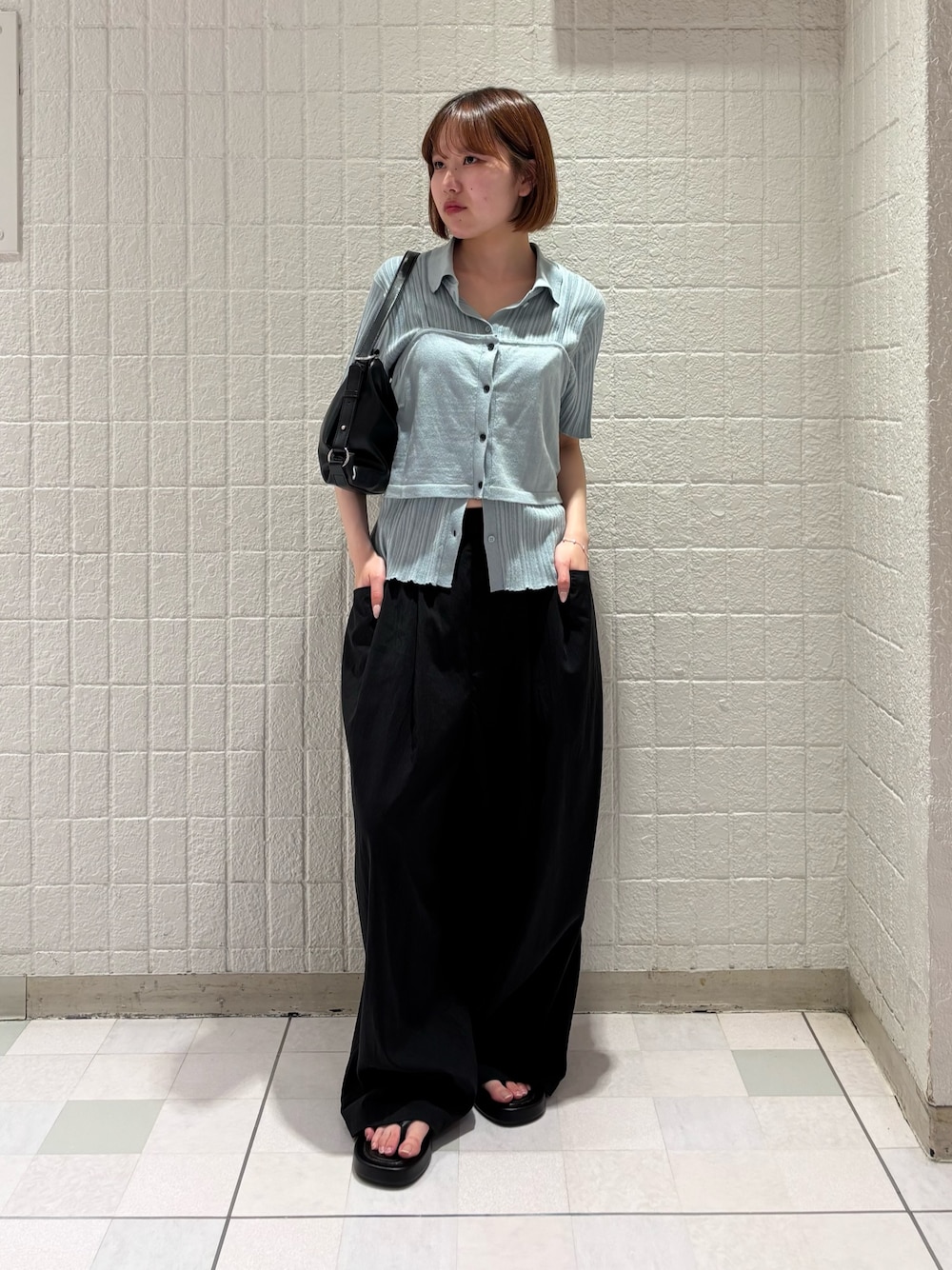 ブラック系のその他パンツ、ブラック系のサンダル、ブルー系のニット/セーターを着用したレディースの夏コーディネートの1枚目の写真