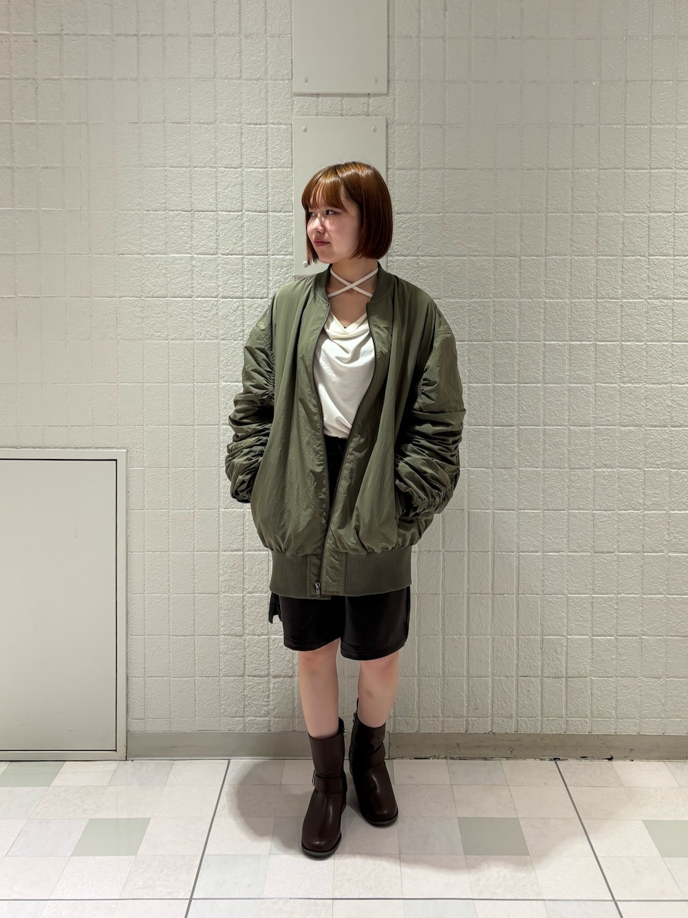 ブラウン系のその他パンツ、ブラウン系のブーツ、ホワイト系のTシャツ/カットソーを着用したレディースの秋コーディネートの1枚目の写真