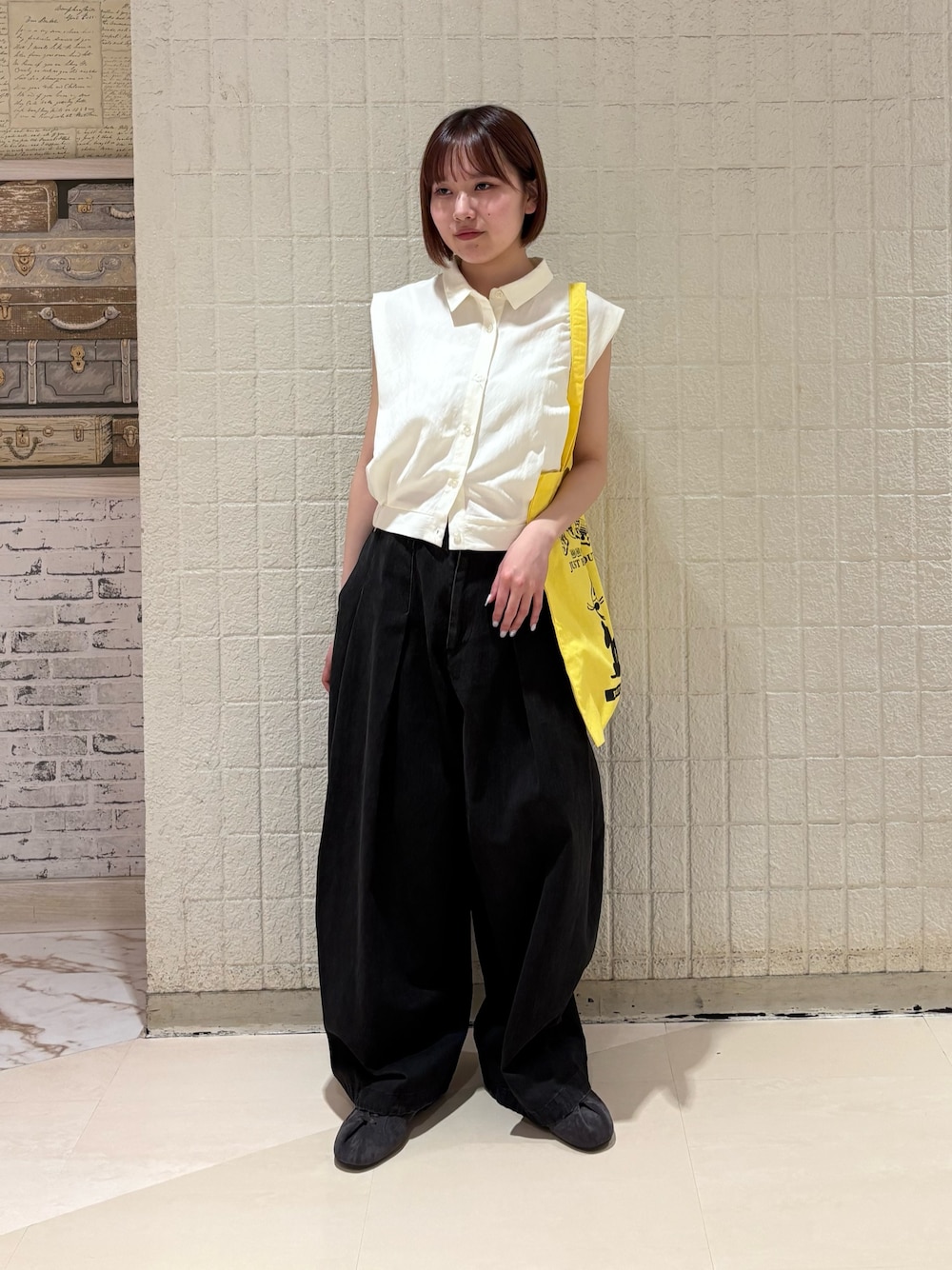 グレー系のその他パンツ、グレー系のスニーカーを着用したレディースの春コーディネートの1枚目の写真