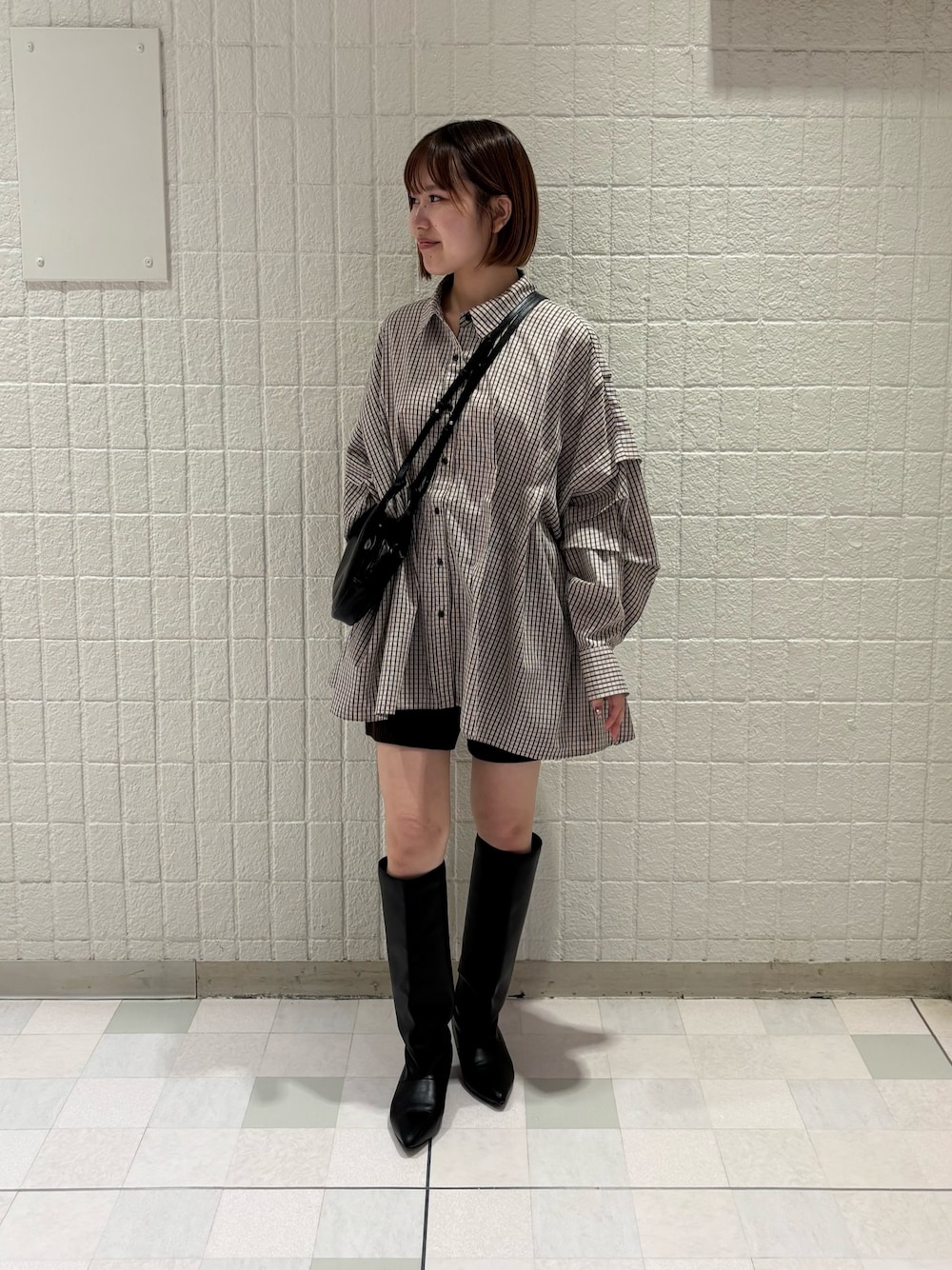 ピンク系のシャツ/ブラウス、ブラウン系のその他パンツ、ブラック系のショルダーバッグを着用したレディースの秋コーディネートの1枚目の写真