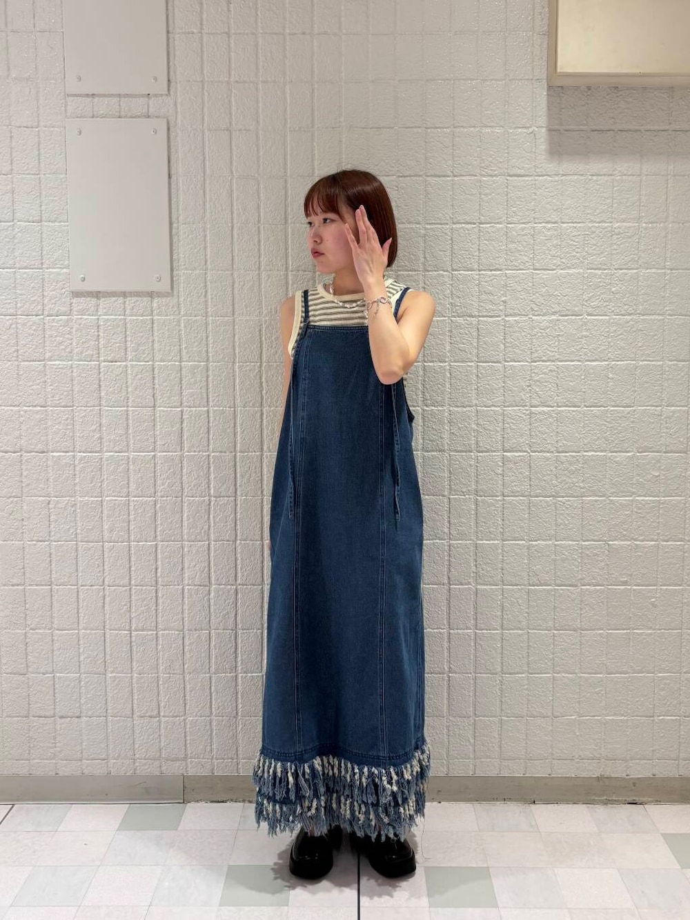 ホワイト系のタンクトップ、ブラック系のスニーカー、ブルー系のワンピースを着用したレディースの夏コーディネートの1枚目の写真