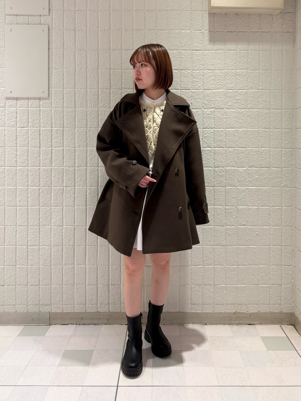 ブラウン系のその他アウター、ホワイト系のシャツ/ブラウス、ベージュ系のニット/セーターを着用したレディースの冬コーディネートの1枚目の写真