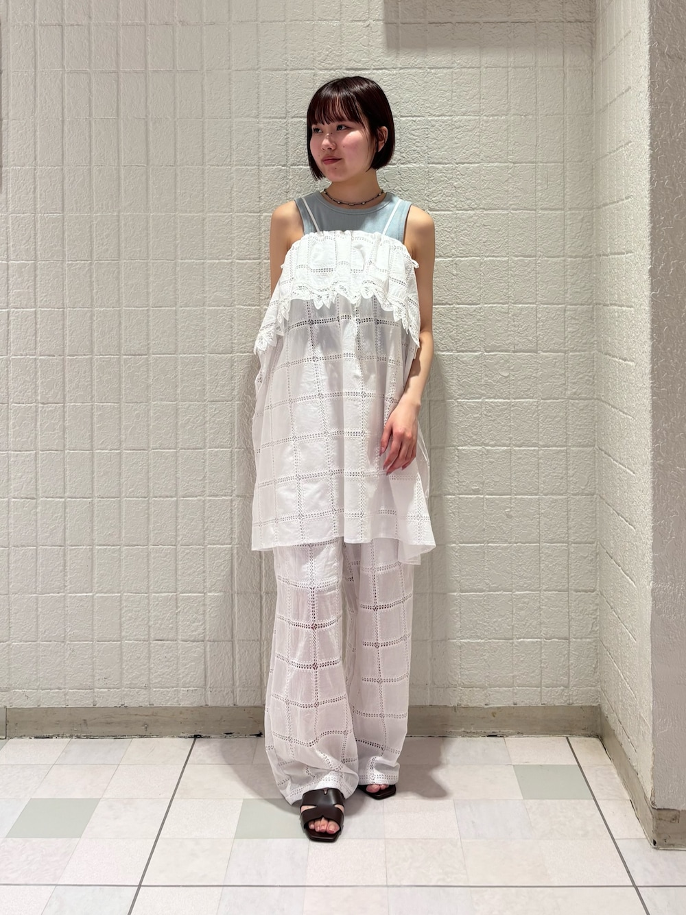 ブルー系のタンクトップ、ホワイト系のワンピース、ホワイト系のその他パンツを着用したレディースの春コーディネートの1枚目の写真