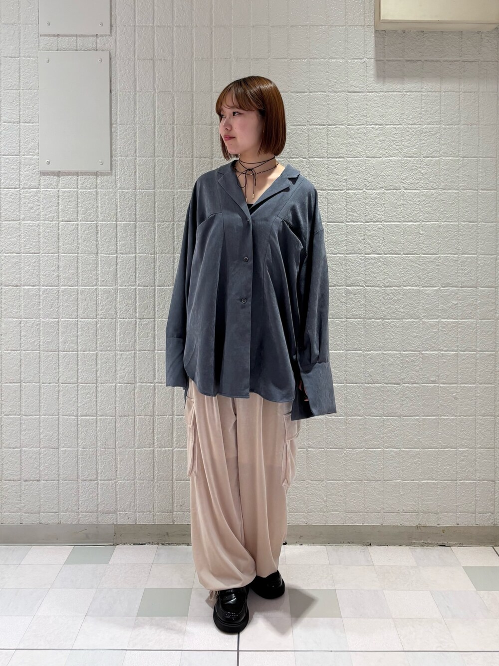 グレー系のシャツ/ブラウス、ベージュ系のその他パンツ、シルバー系のネックレスを着用したレディースの秋コーディネートの1枚目の写真