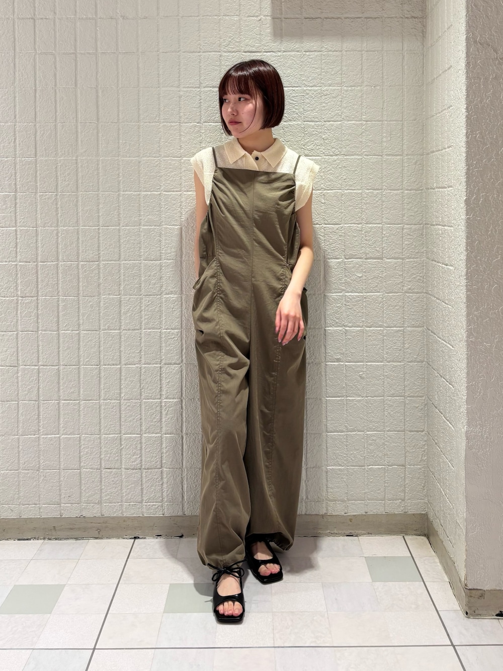 ホワイト系のニット/セーター、ブラウン系のその他パンツ、ブラック系のサンダルを着用したレディースの春コーディネートの1枚目の写真