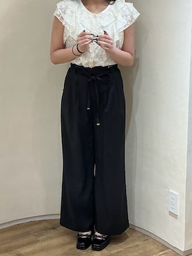 「MISCH MASCH（ミッシュマッシュ）の2026春夏新作 細リボンベルト付き2タックワイドパンツ（その他パンツ、ブラック系）」を使った、アトレ川崎店さん（レディース・155cm）の春コーディネート