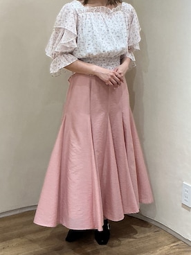 「MISCH MASCH（ミッシュマッシュ）の2026春夏新作 フラワーシャーリングブラウス（シャツ/ブラウス、ホワイト系）」を使った、アトレ川崎店さん（レディース・155cm）の春コーディネート