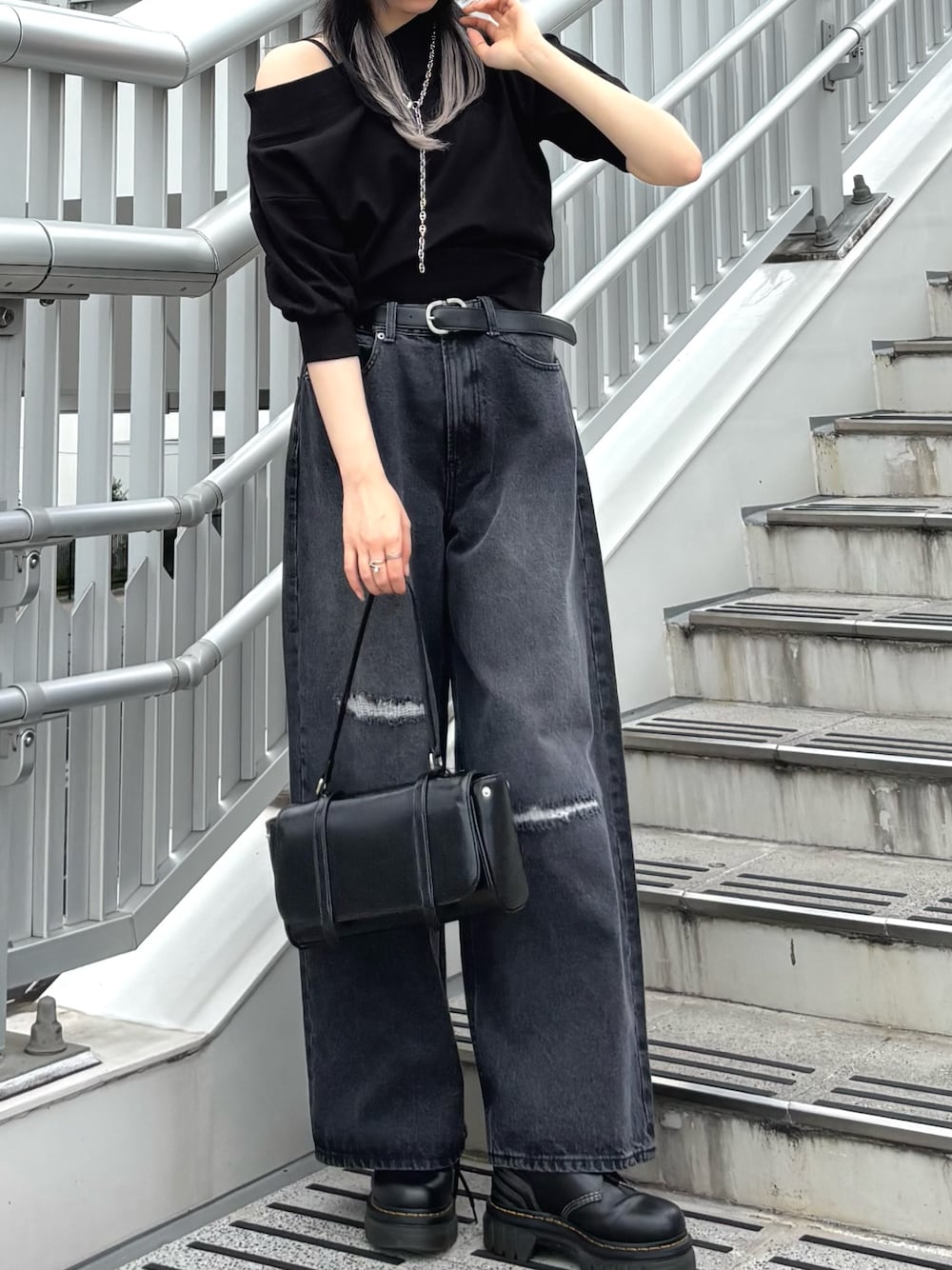 ブラック系のスウェット、ブラック系のデニムパンツ、ブラック系のハンドバッグを着用したレディースの夏コーディネートの1枚目の写真