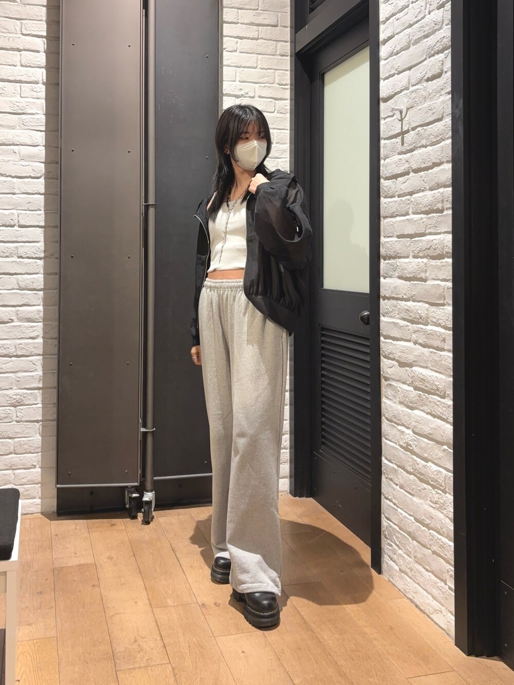 スウェットパンツを使った「ラメトップス」の人気ファッション