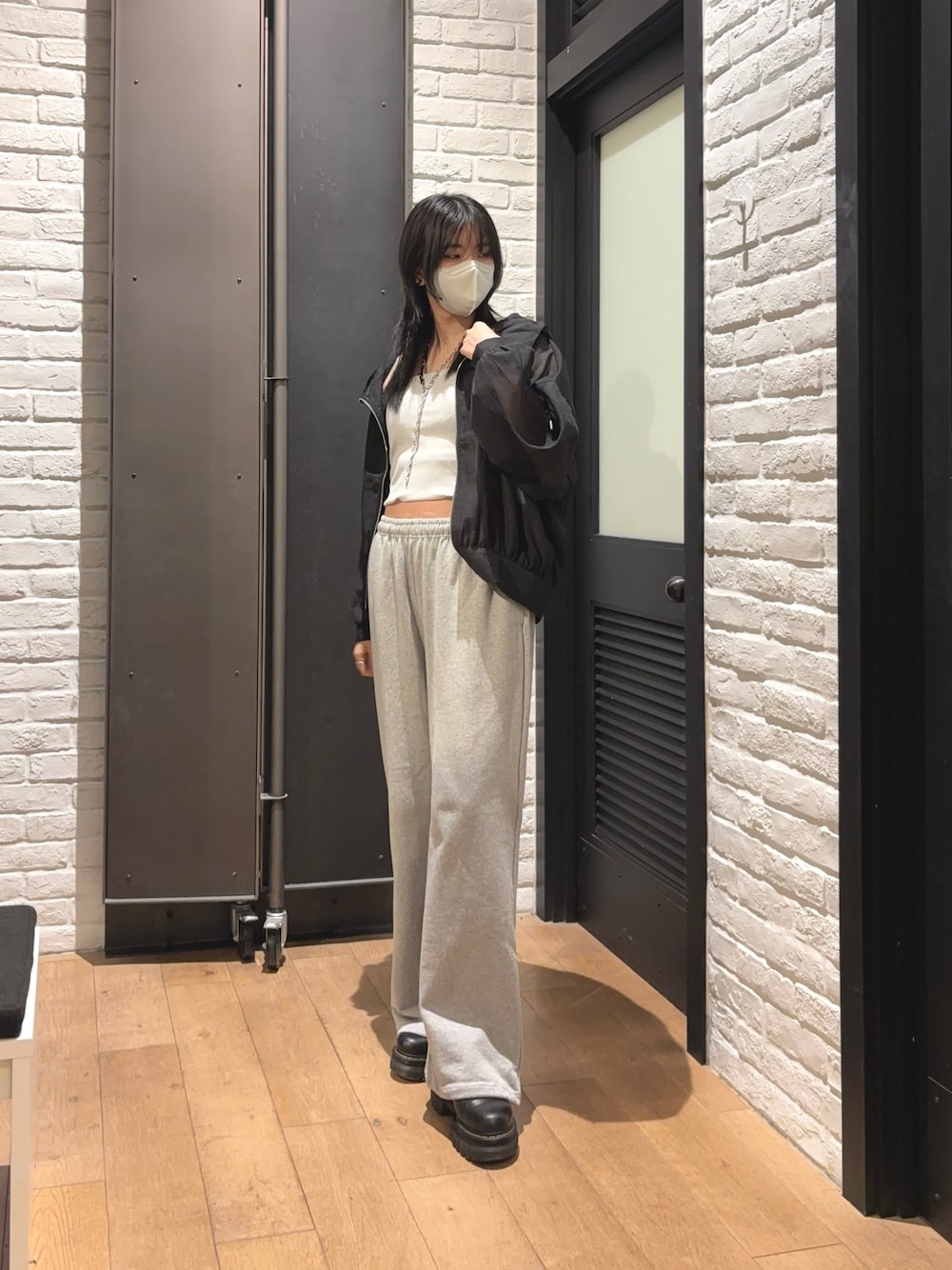 みぃちゃん様 C7659 ラメスウェット×パンツコーデ スウェットパンツを使った「ラメトップス」の人気ファッション